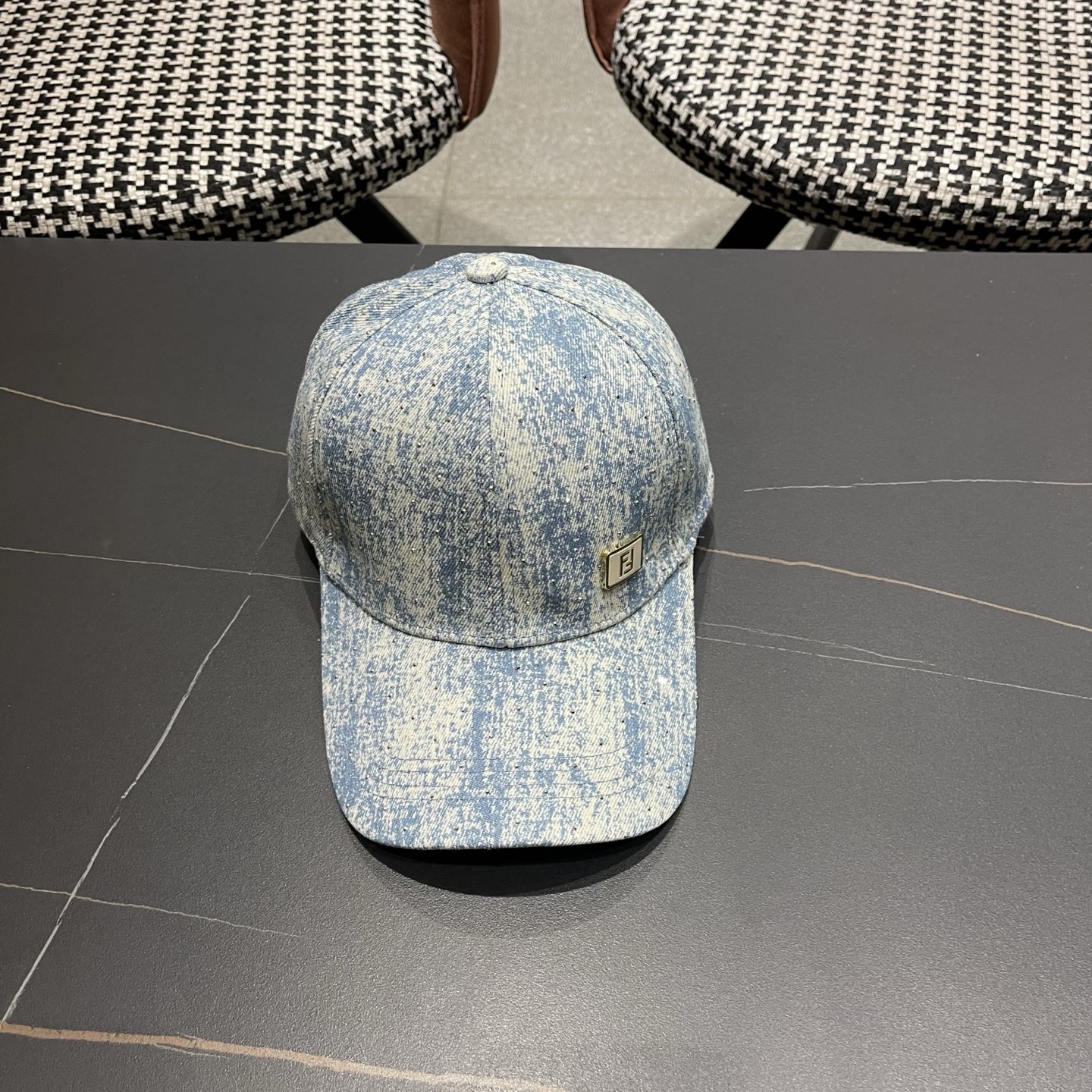 Fendi（芬迪）新款棒球帽，专柜常年热卖款，口碑极佳，轻盈透气！质量超赞，基础头围56，贴片可调节。