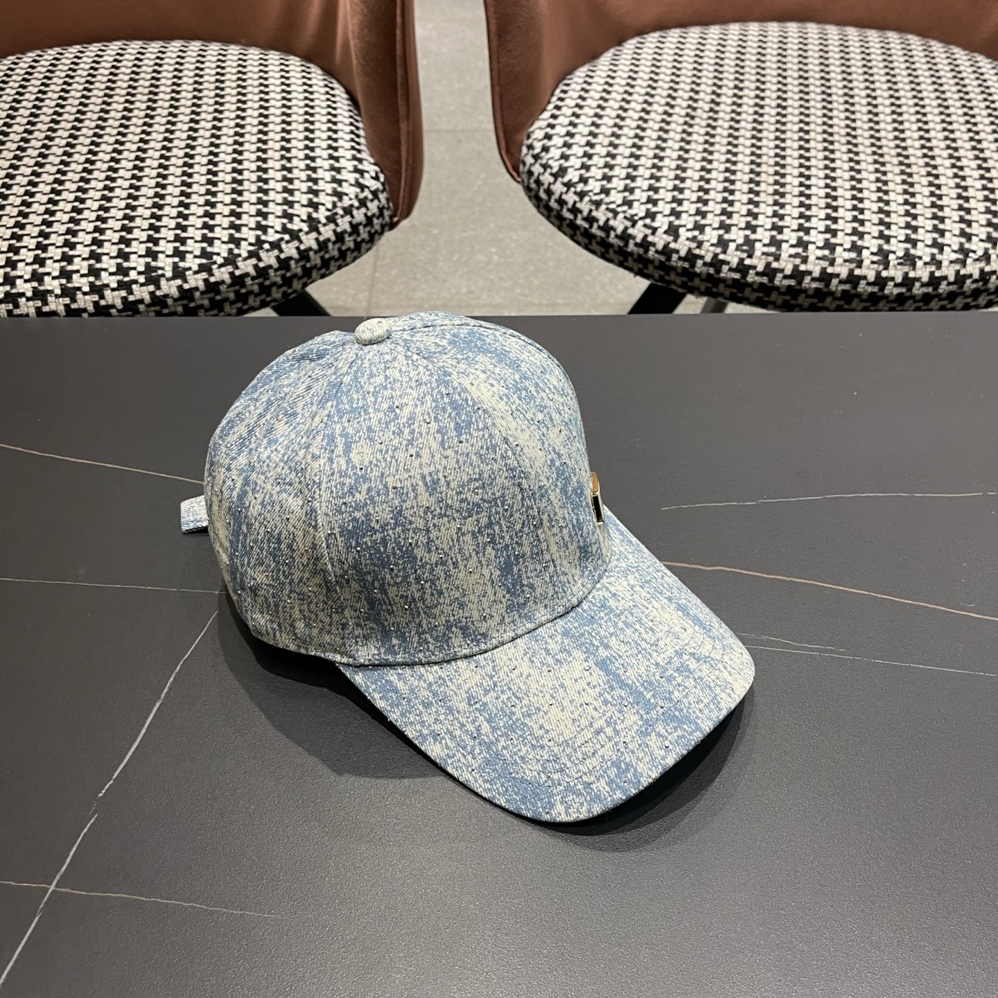 Fendi（芬迪）新款棒球帽，专柜常年热卖款，口碑极佳，轻盈透气！质量超赞，基础头围56，贴片可调节。