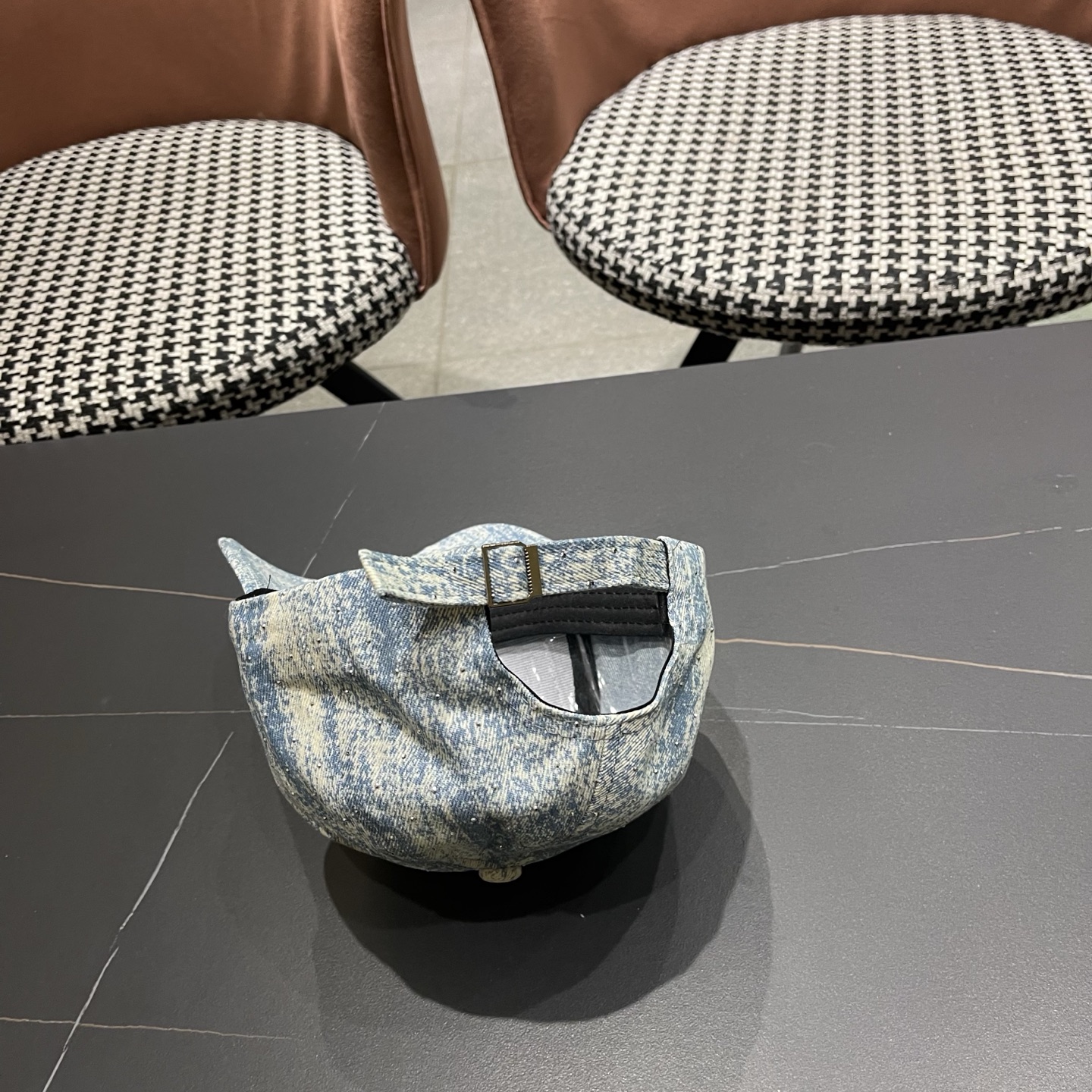 Fendi（芬迪）新款棒球帽，专柜常年热卖款，口碑极佳，轻盈透气！质量超赞，基础头围56，贴片可调节。