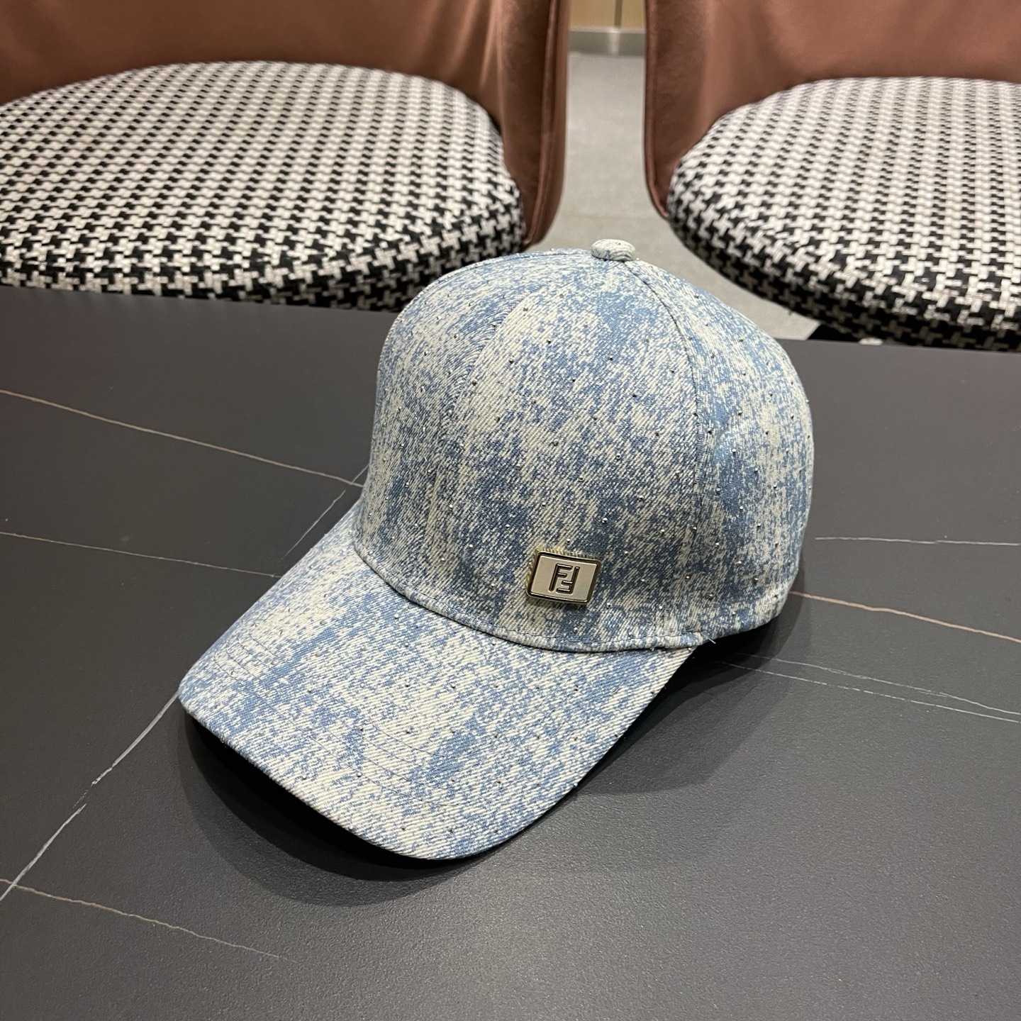 Fendi（芬迪）新款棒球帽，专柜常年热卖款，口碑极佳，轻盈透气！质量超赞，基础头围56，贴片可调节。