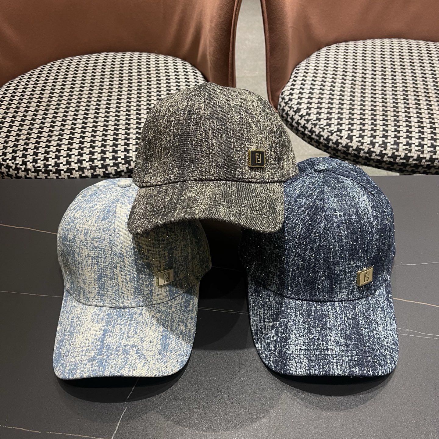 Fendi（芬迪）新款棒球帽，专柜常年热卖款，口碑极佳，轻盈透气！质量超赞，基础头围56，贴片可调节。