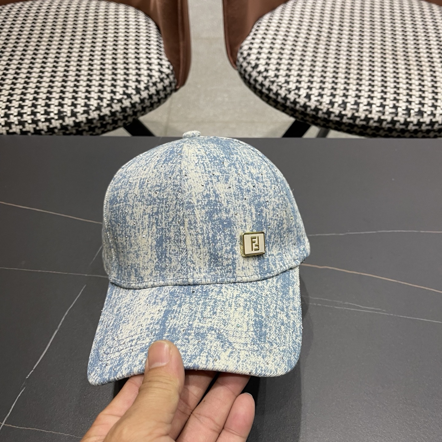 Fendi（芬迪）新款棒球帽，专柜常年热卖款，口碑极佳，轻盈透气！质量超赞，基础头围56，贴片可调节。