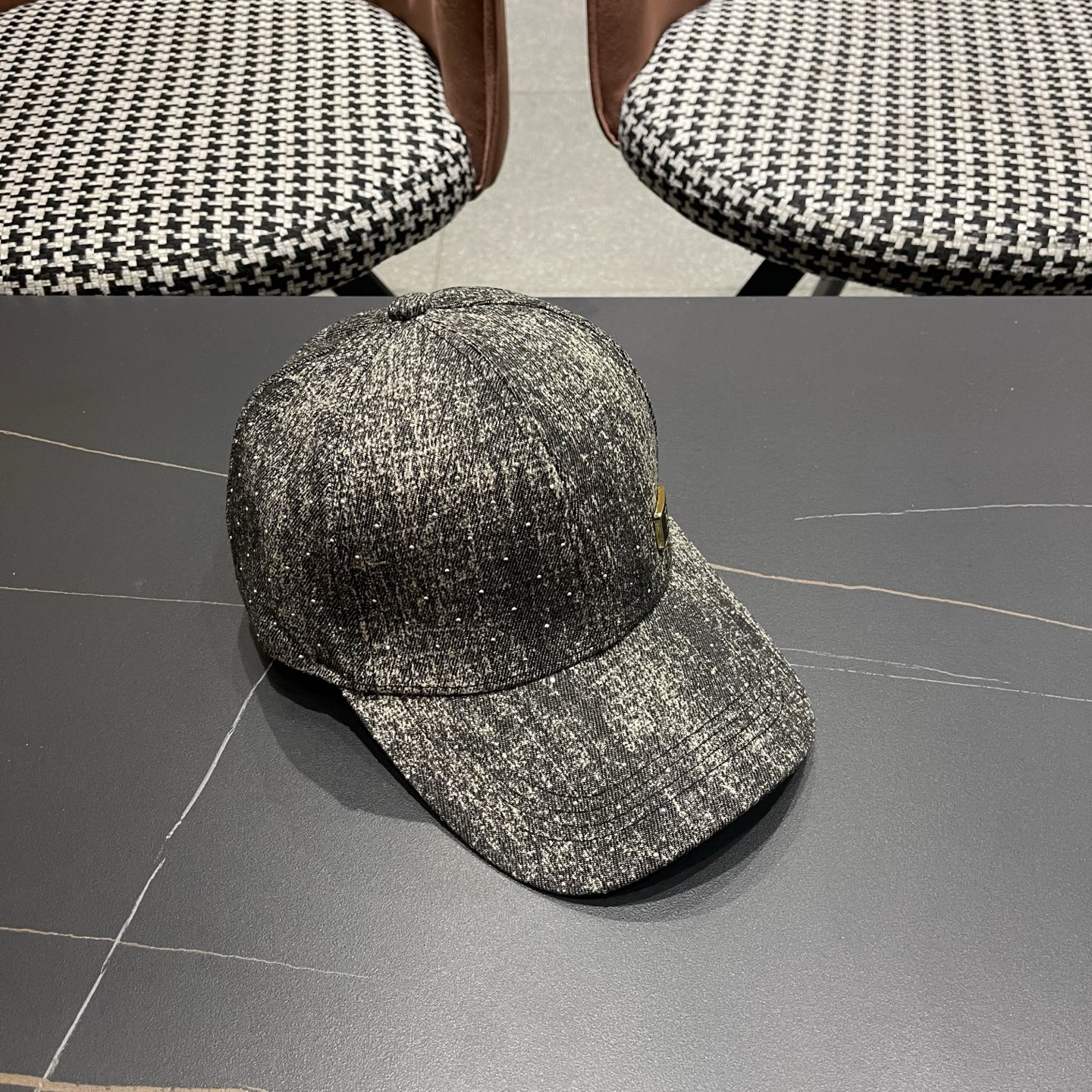 Fendi（芬迪）新款棒球帽，专柜常年热卖款，口碑极佳，轻盈透气！质量超赞，基础头围56，贴片可调节。