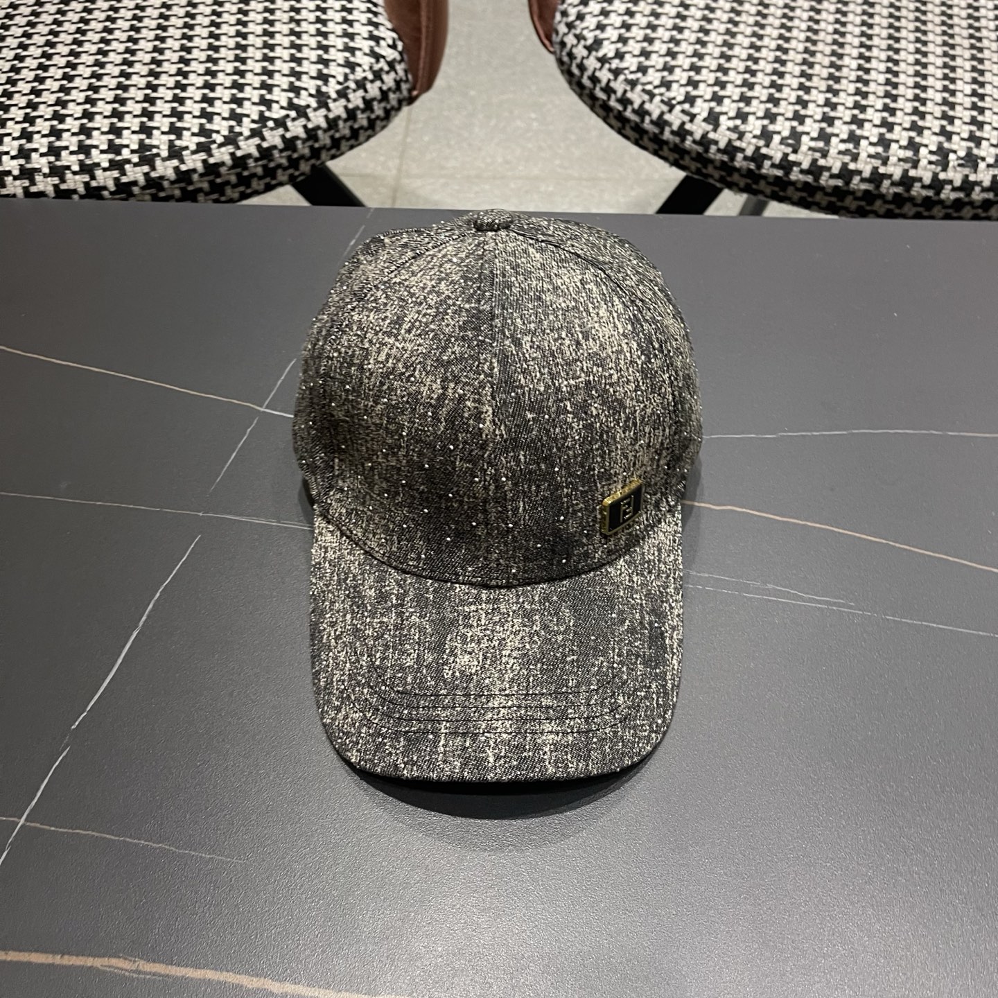 Fendi（芬迪）新款棒球帽，专柜常年热卖款，口碑极佳，轻盈透气！质量超赞，基础头围56，贴片可调节。