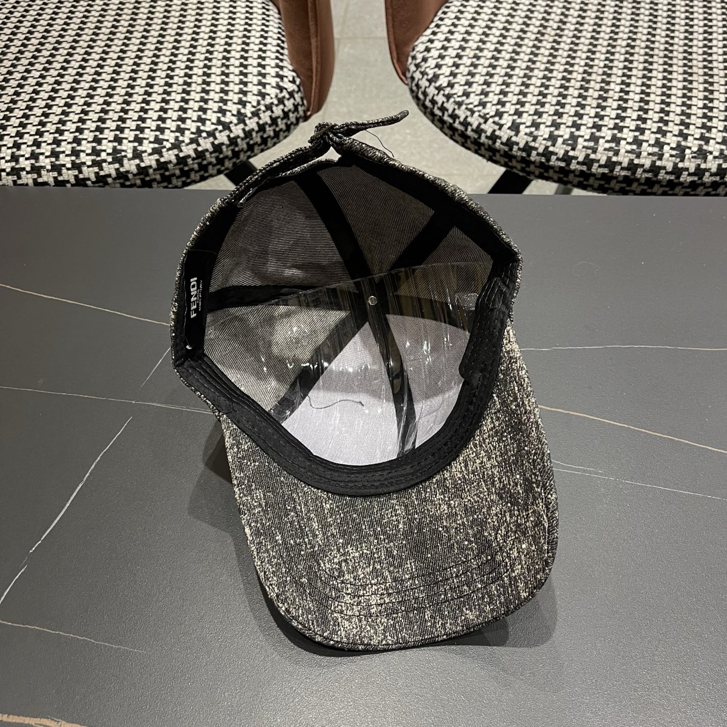 Fendi（芬迪）新款棒球帽，专柜常年热卖款，口碑极佳，轻盈透气！质量超赞，基础头围56，贴片可调节。