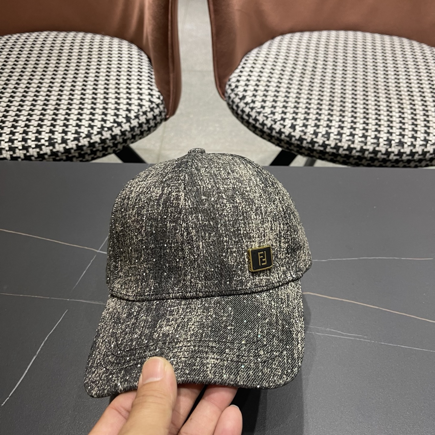 Fendi（芬迪）新款棒球帽，专柜常年热卖款，口碑极佳，轻盈透气！质量超赞，基础头围56，贴片可调节。