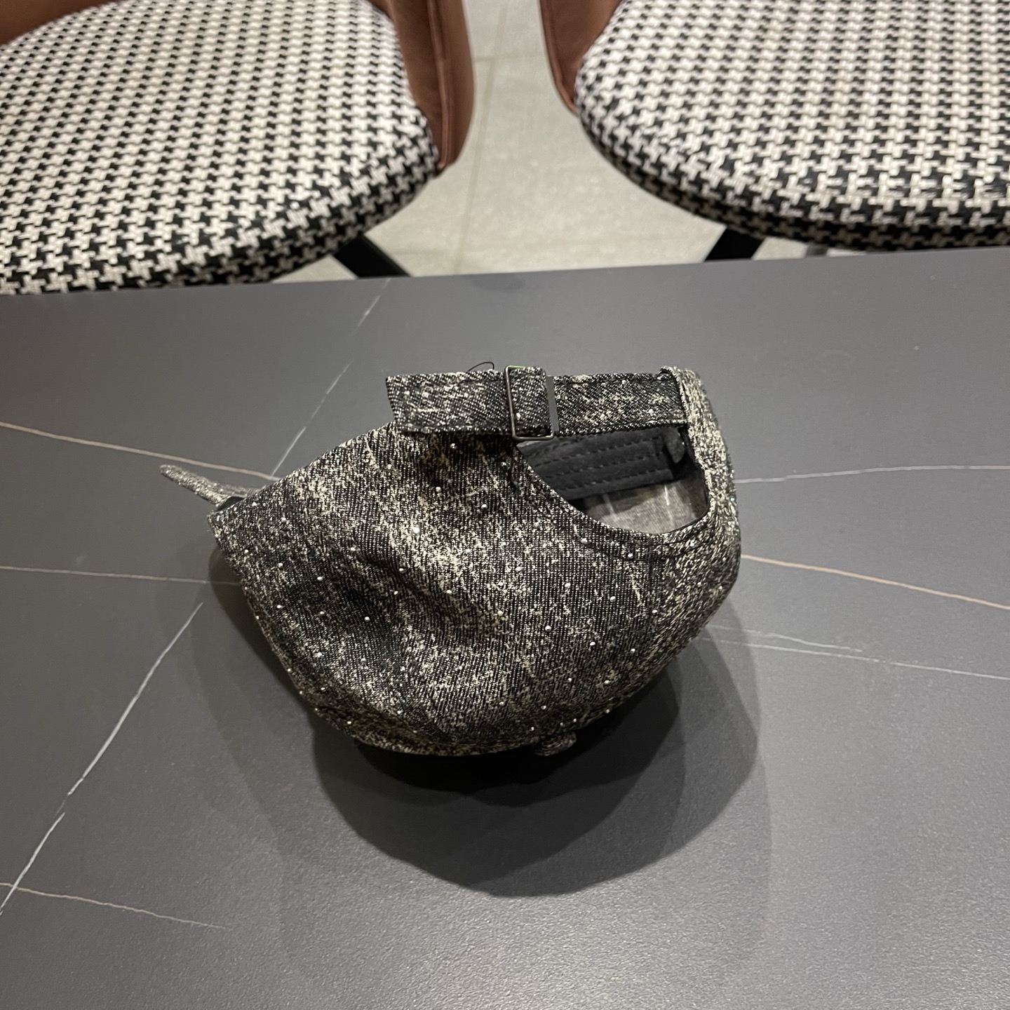 Fendi（芬迪）新款棒球帽，专柜常年热卖款，口碑极佳，轻盈透气！质量超赞，基础头围56，贴片可调节。