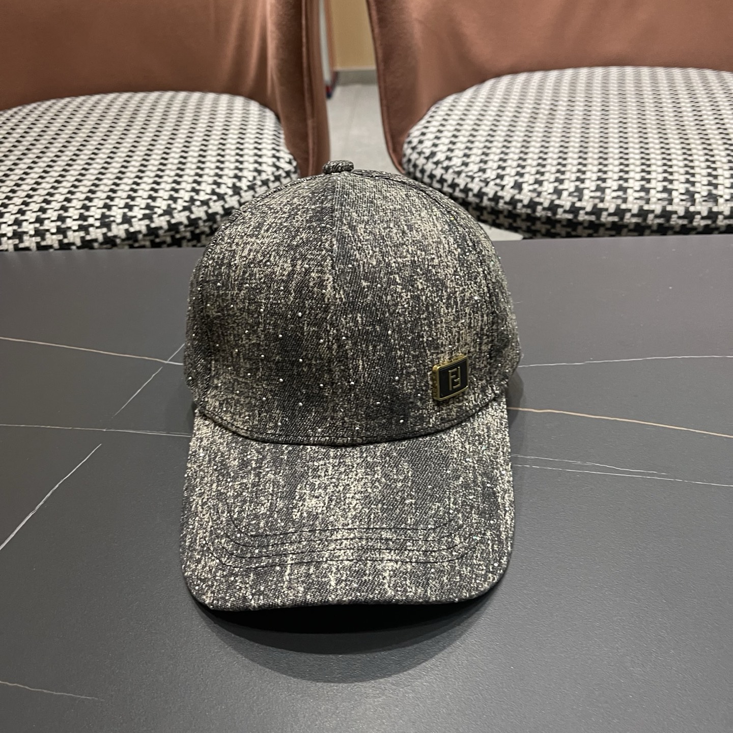 Fendi（芬迪）新款棒球帽，专柜常年热卖款，口碑极佳，轻盈透气！质量超赞，基础头围56，贴片可调节。