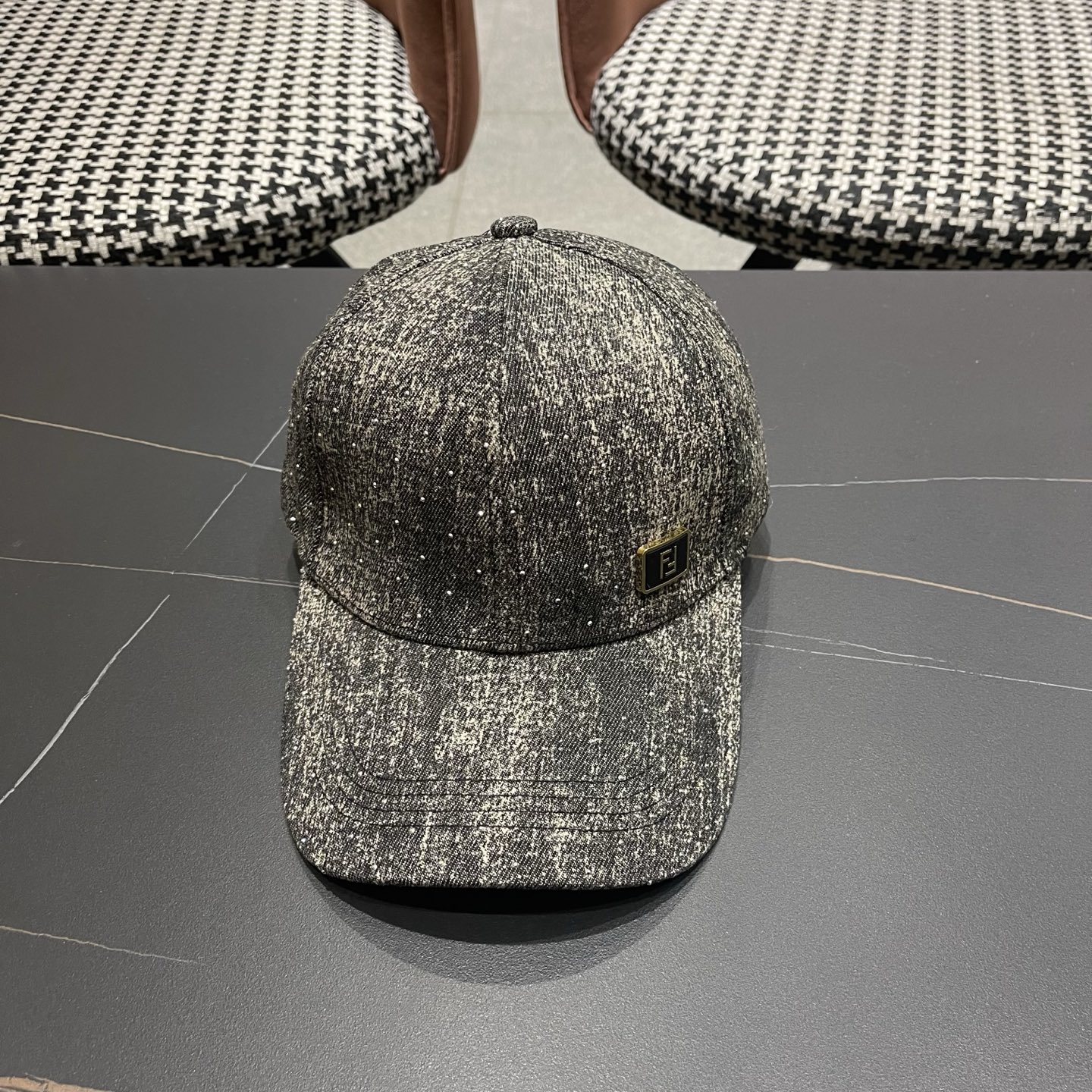 Fendi（芬迪）新款棒球帽，专柜常年热卖款，口碑极佳，轻盈透气！质量超赞，基础头围56，贴片可调节。