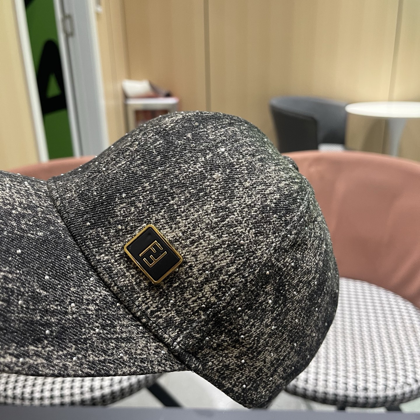 Fendi（芬迪）新款棒球帽，专柜常年热卖款，口碑极佳，轻盈透气！质量超赞，基础头围56，贴片可调节。