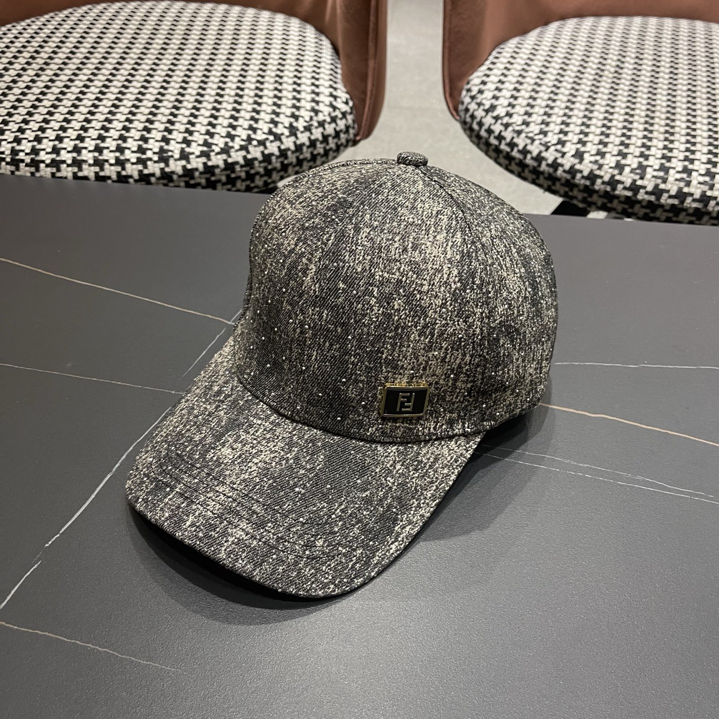 Fendi（芬迪）新款棒球帽，专柜常年热卖款，口碑极佳，轻盈透气！质量超赞，基础头围56，贴片可调节。