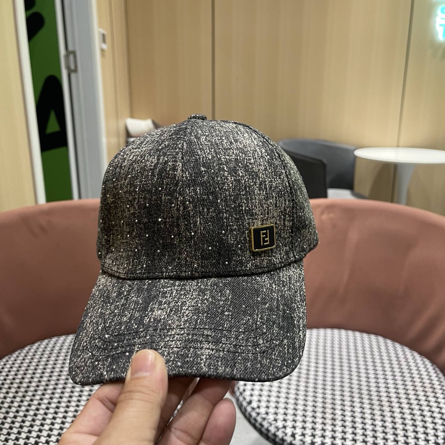 Fendi（芬迪）新款棒球帽，专柜常年热卖款，口碑极佳，轻盈透气！质量超赞，基础头围56，贴片可调节。