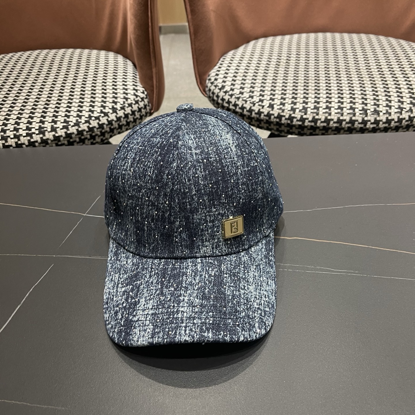 Fendi（芬迪）新款棒球帽，专柜常年热卖款，口碑极佳，轻盈透气！质量超赞，基础头围56，贴片可调节。