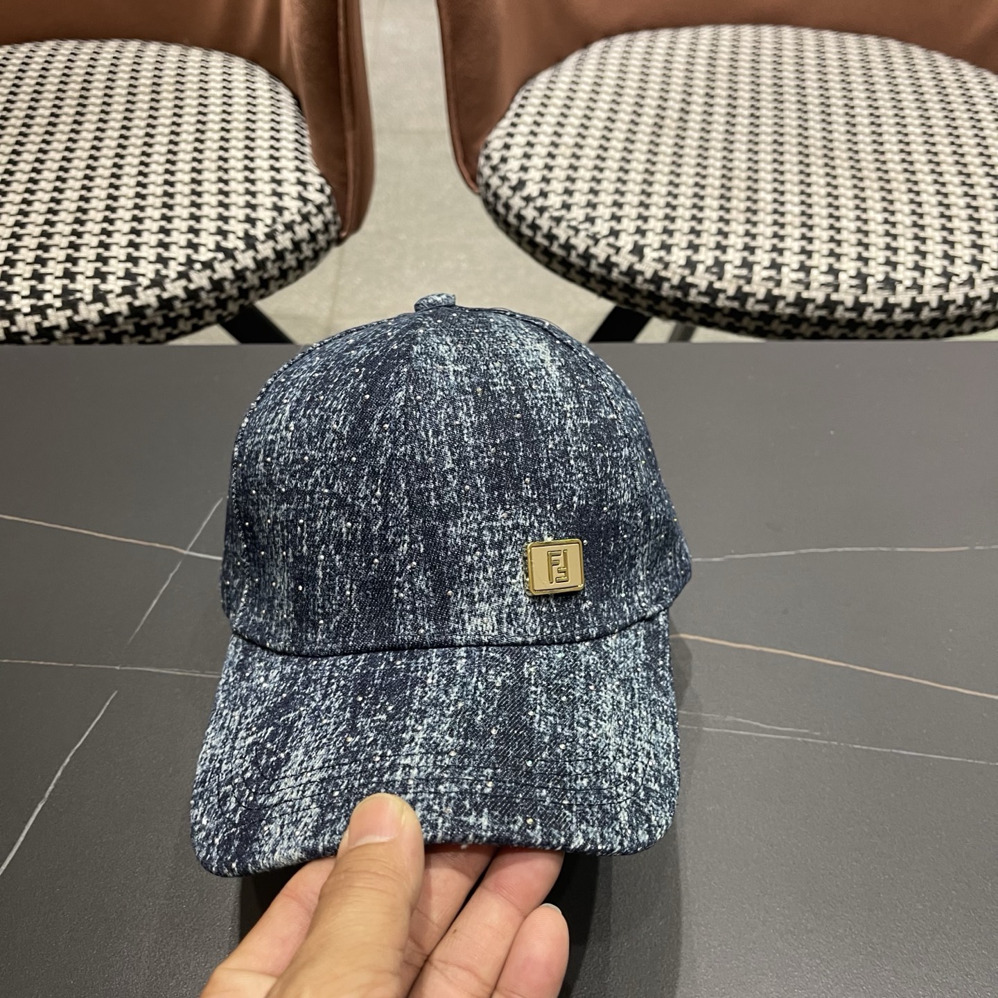 Fendi（芬迪）新款棒球帽，专柜常年热卖款，口碑极佳，轻盈透气！质量超赞，基础头围56，贴片可调节。