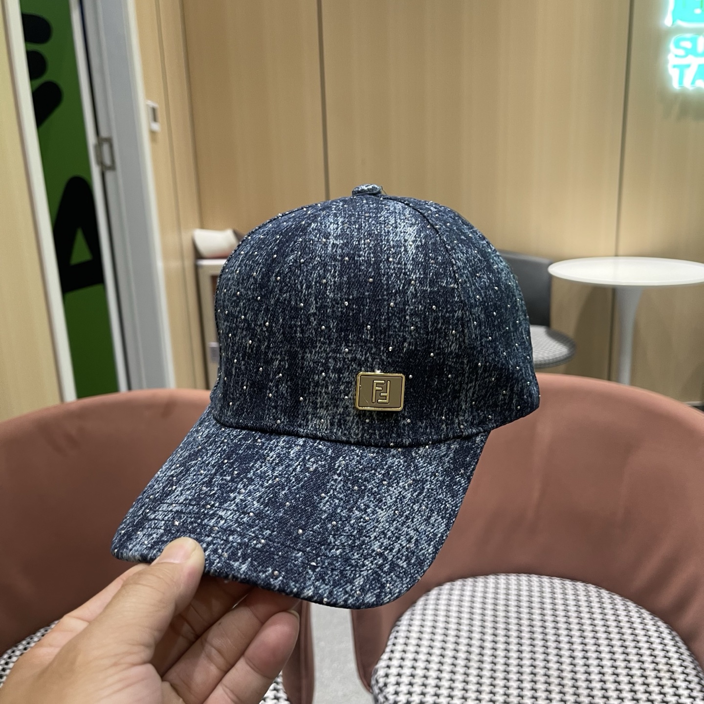 Fendi（芬迪）新款棒球帽，专柜常年热卖款，口碑极佳，轻盈透气！质量超赞，基础头围56，贴片可调节。