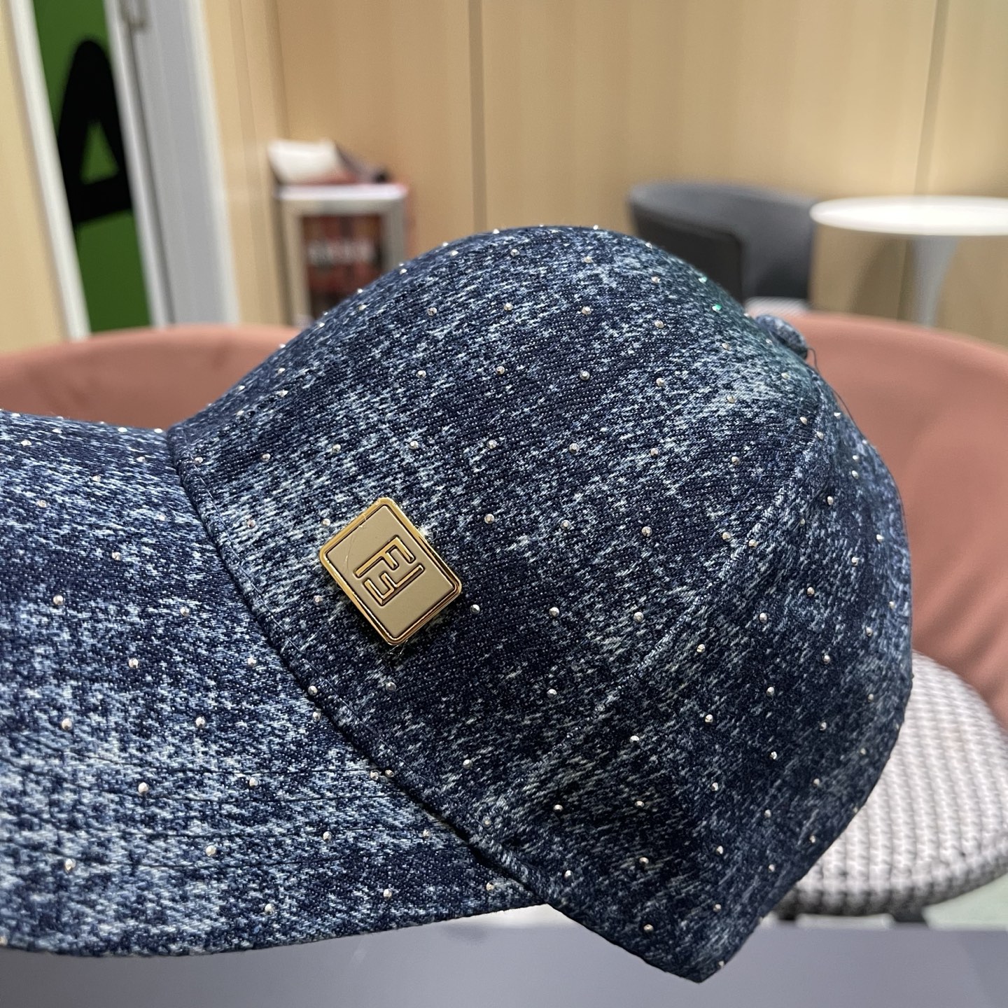 Fendi（芬迪）新款棒球帽，专柜常年热卖款，口碑极佳，轻盈透气！质量超赞，基础头围56，贴片可调节。