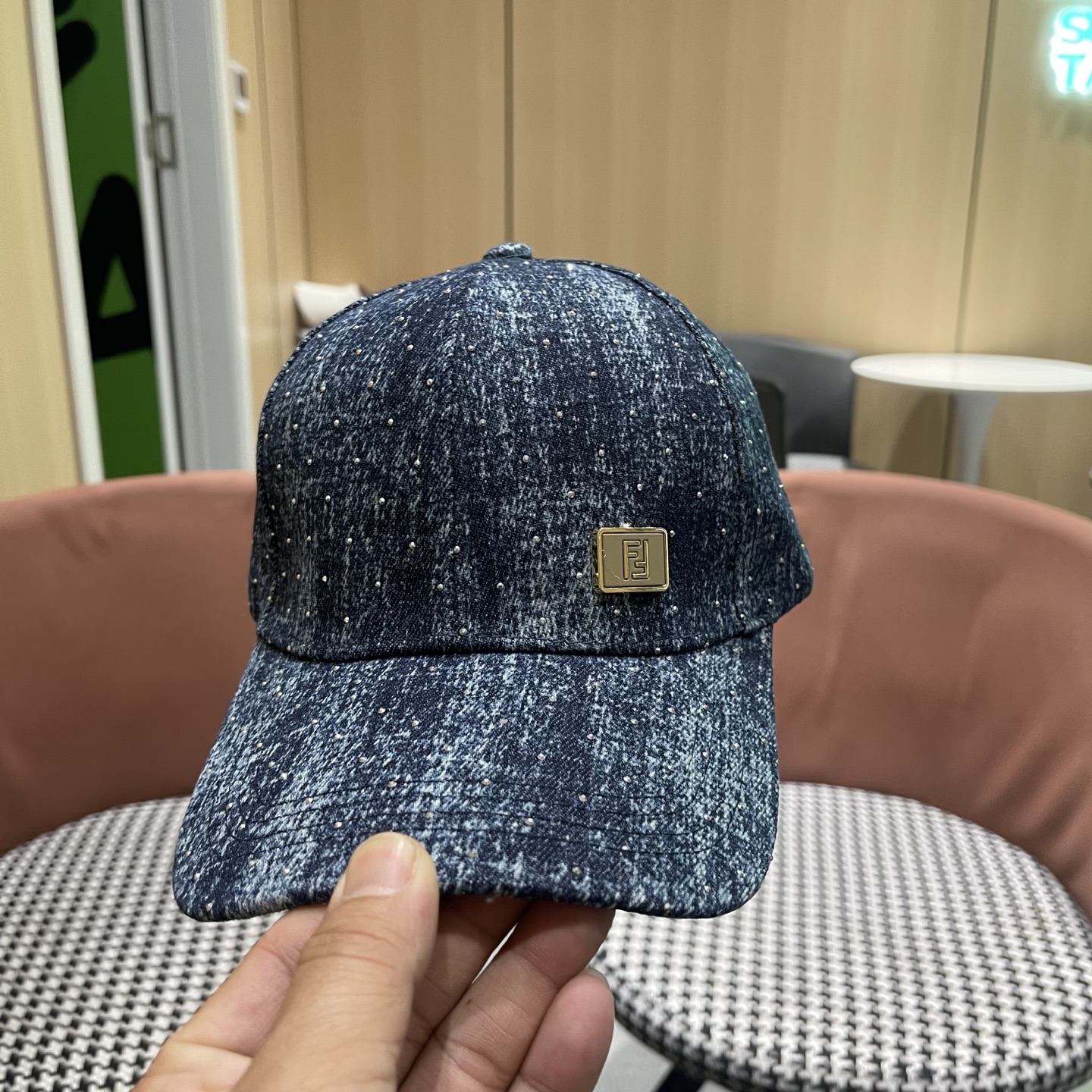 Fendi（芬迪）新款棒球帽，专柜常年热卖款，口碑极佳，轻盈透气！质量超赞，基础头围56，贴片可调节。