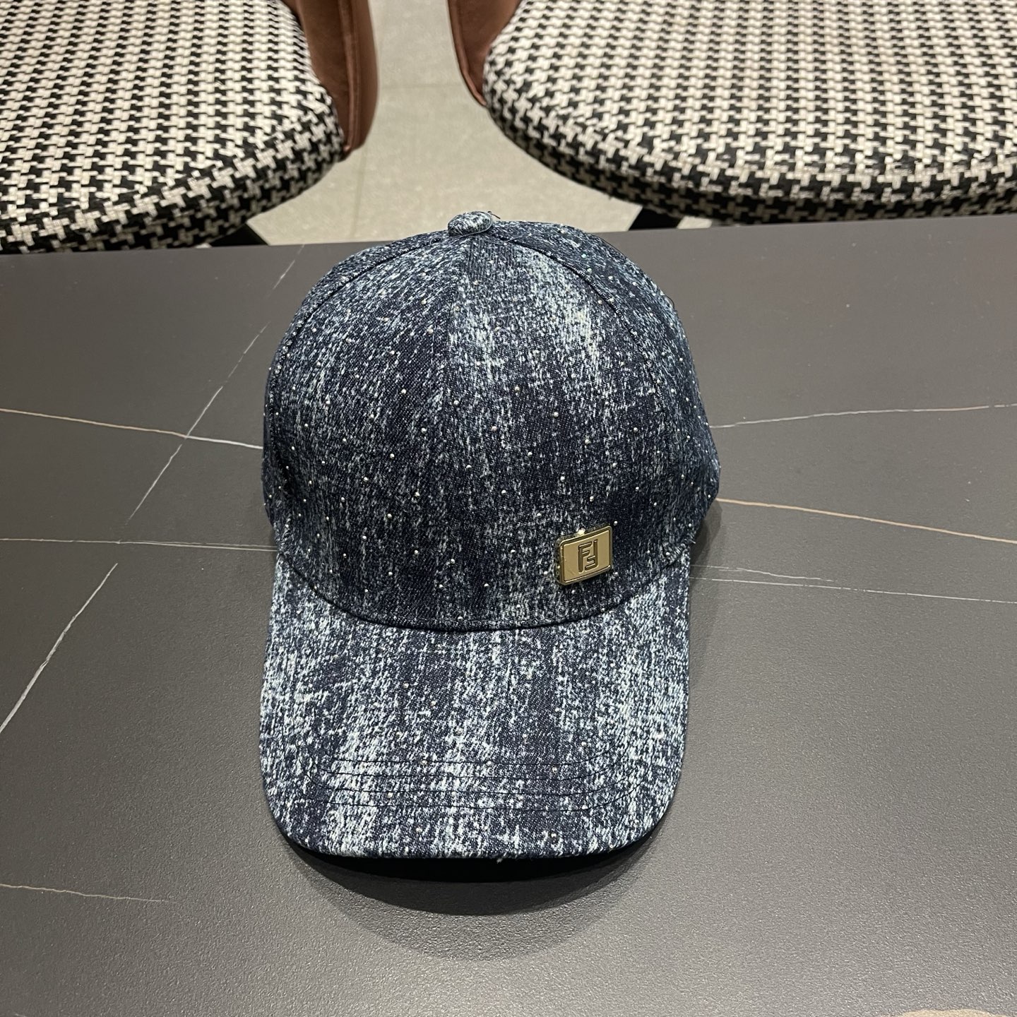 Fendi（芬迪）新款棒球帽，专柜常年热卖款，口碑极佳，轻盈透气！质量超赞，基础头围56，贴片可调节。