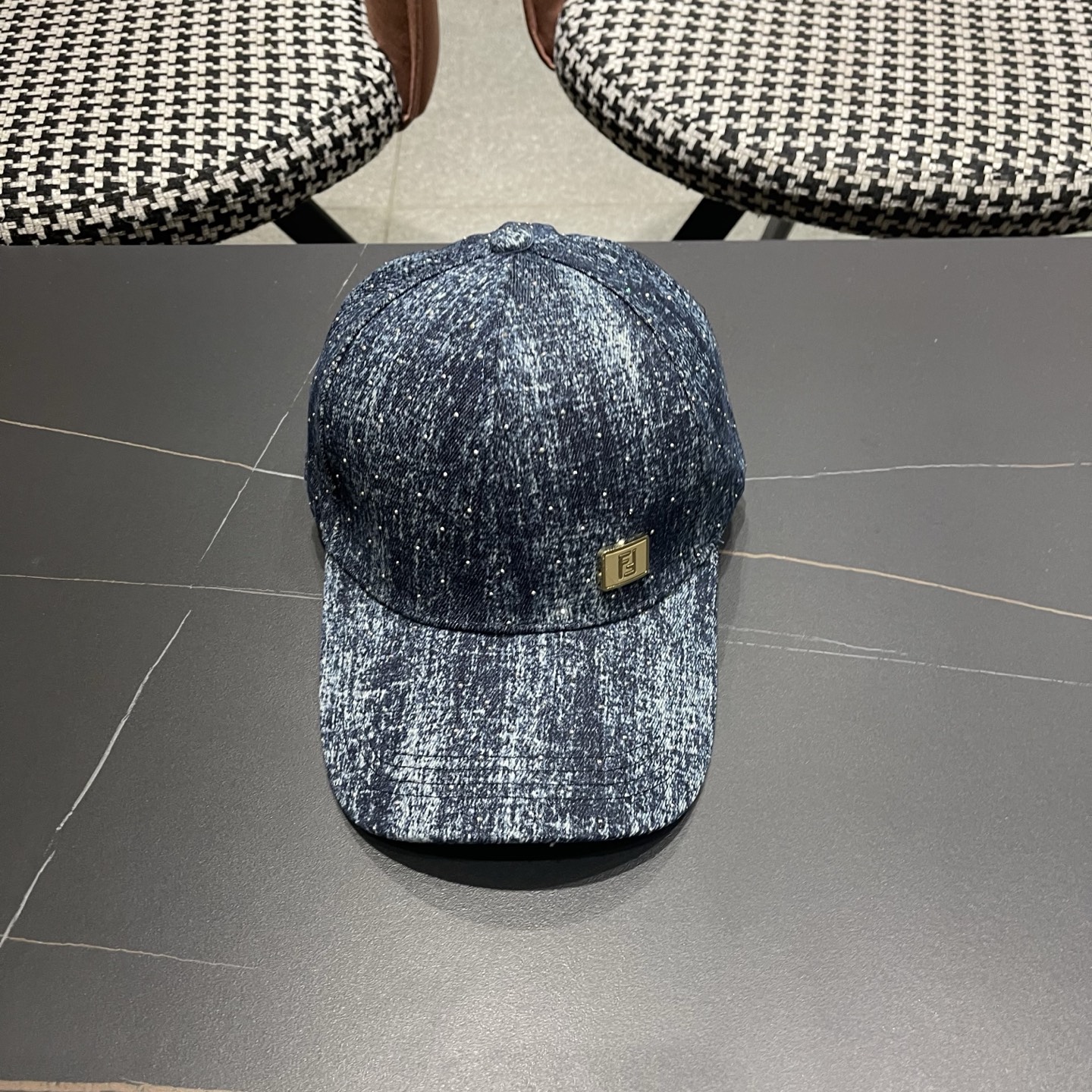 Fendi（芬迪）新款棒球帽，专柜常年热卖款，口碑极佳，轻盈透气！质量超赞，基础头围56，贴片可调节。