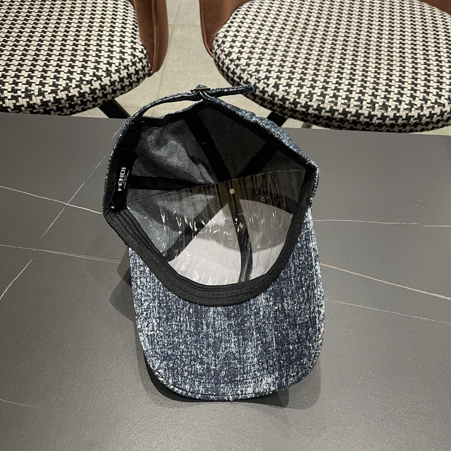 Fendi（芬迪）新款棒球帽，专柜常年热卖款，口碑极佳，轻盈透气！质量超赞，基础头围56，贴片可调节。