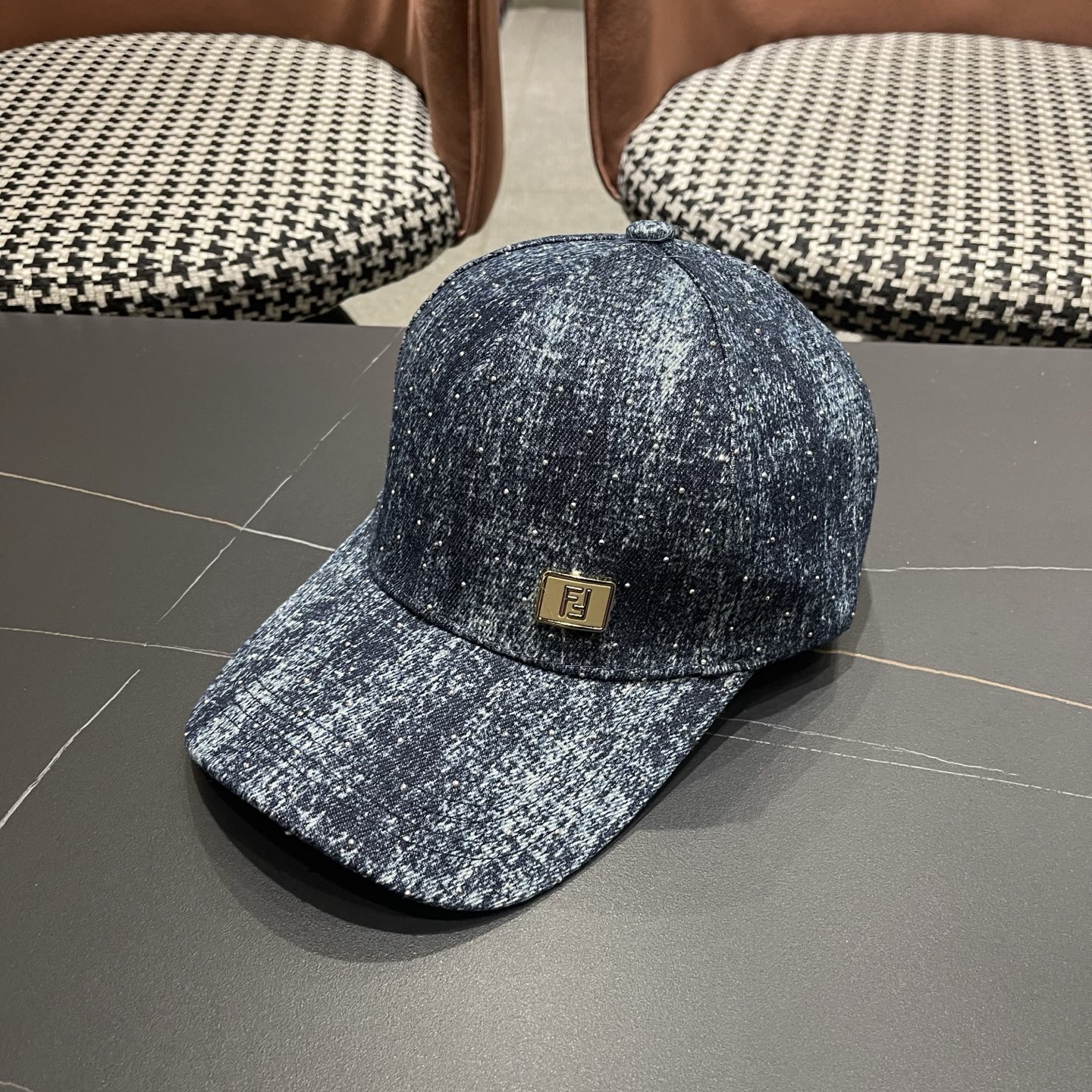 Fendi（芬迪）新款棒球帽，专柜常年热卖款，口碑极佳，轻盈透气！质量超赞，基础头围56，贴片可调节。