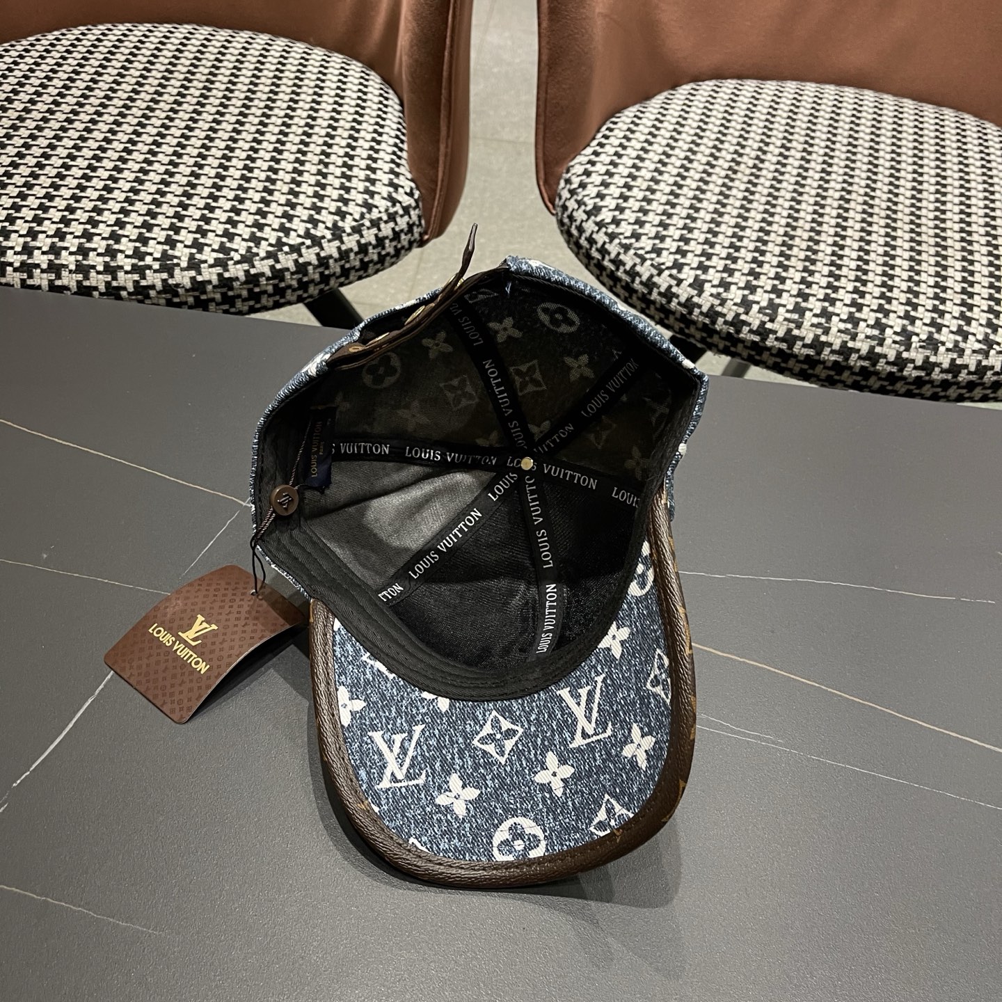 LV(路易威登)新款原单棒球帽，L专柜1:1开模订制，原版帆布面料精细刺绣！质量超赞，基础头围56，贴片