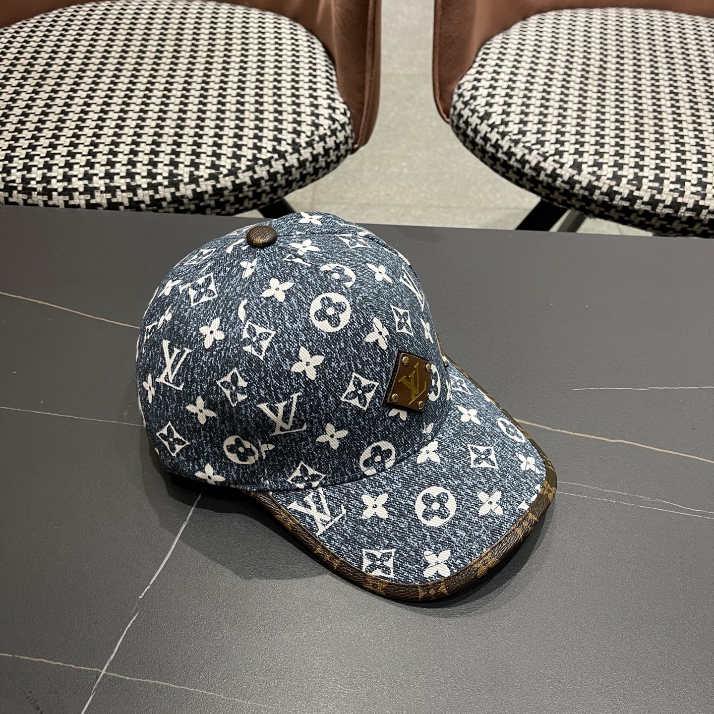 LV(路易威登)新款原单棒球帽，L专柜1:1开模订制，原版帆布面料精细刺绣！质量超赞，基础头围56，贴片