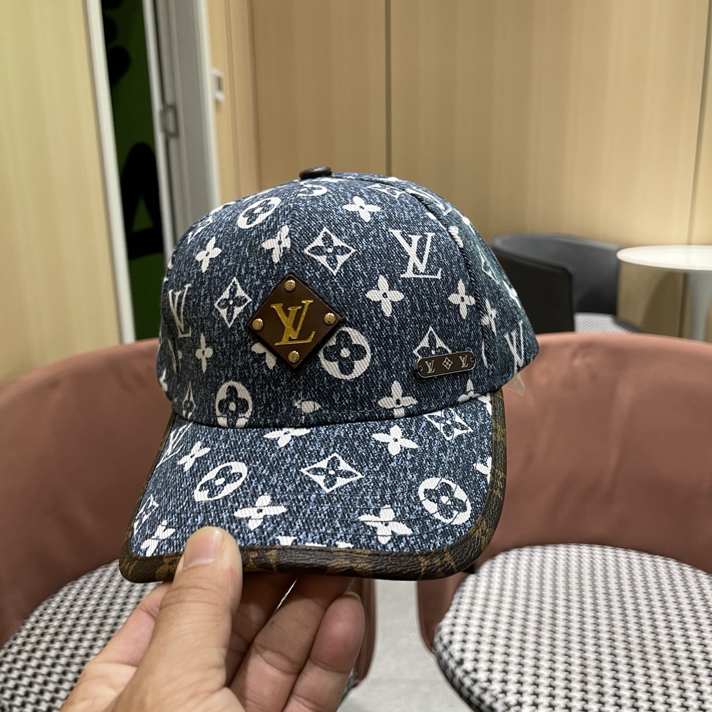 LV(路易威登)新款原单棒球帽，L专柜1:1开模订制，原版帆布面料精细刺绣！质量超赞，基础头围56，贴片