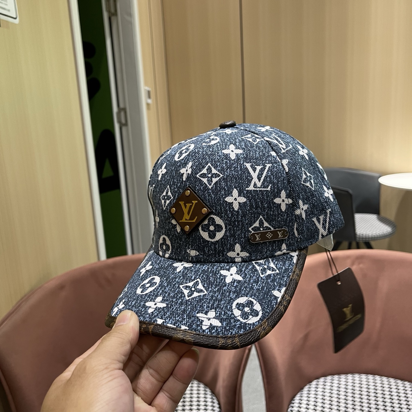 LV(路易威登)新款原单棒球帽，L专柜1:1开模订制，原版帆布面料精细刺绣！质量超赞，基础头围56，贴片