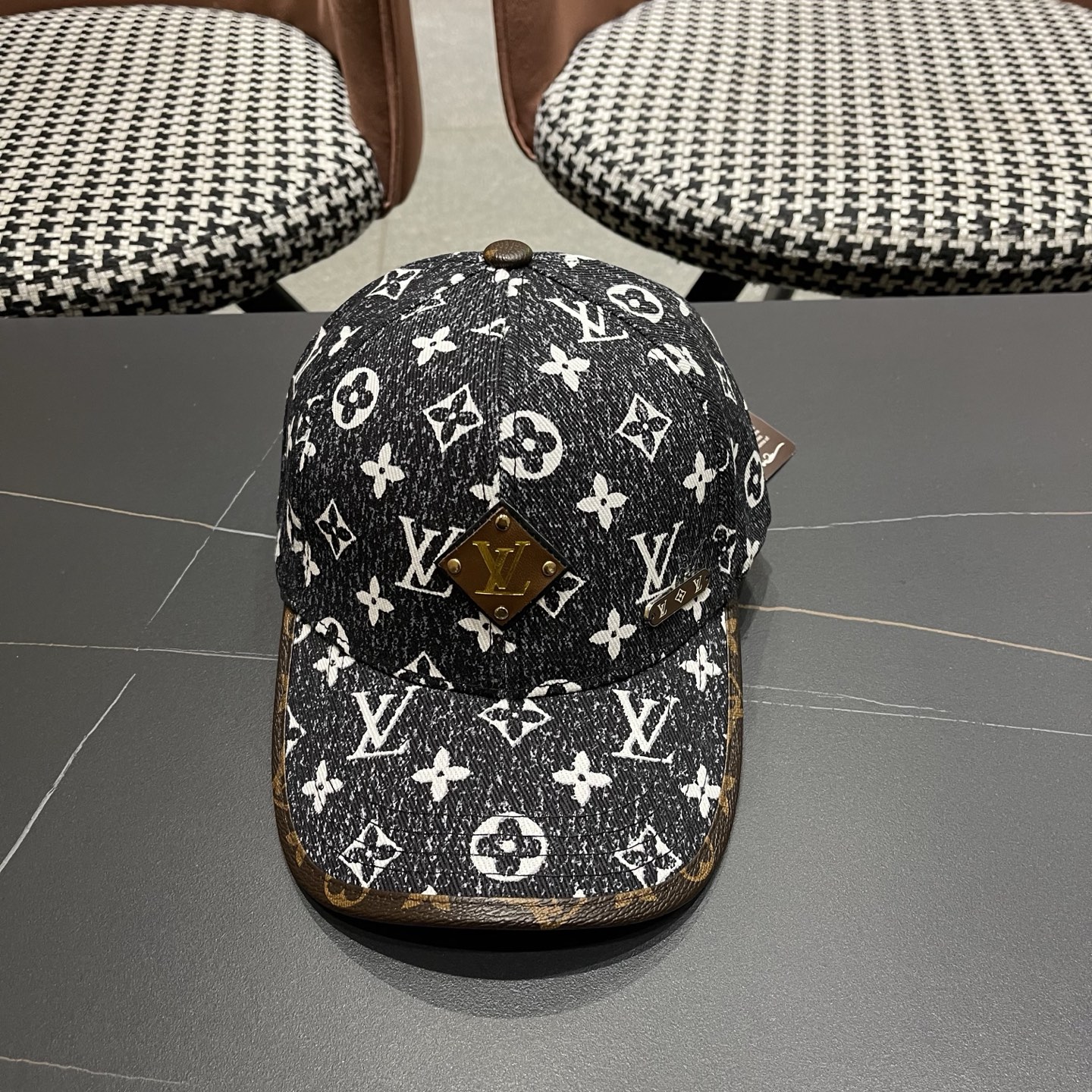 LV(路易威登)新款原单棒球帽，L专柜1:1开模订制，原版帆布面料精细刺绣！质量超赞，基础头围56，贴片