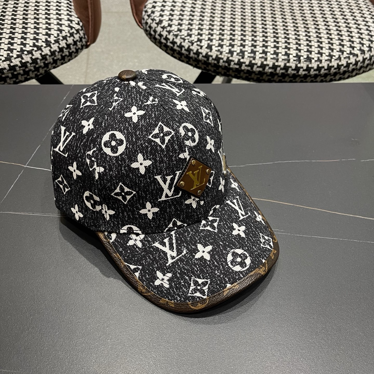 LV(路易威登)新款原单棒球帽，L专柜1:1开模订制，原版帆布面料精细刺绣！质量超赞，基础头围56，贴片