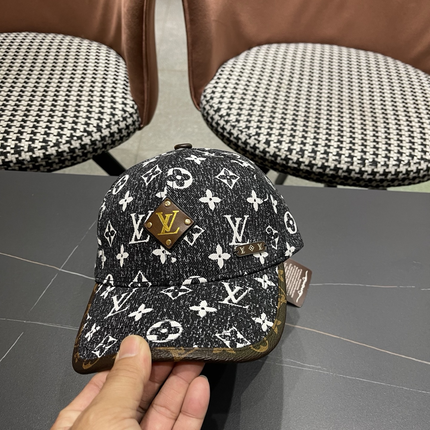 LV(路易威登)新款原单棒球帽，L专柜1:1开模订制，原版帆布面料精细刺绣！质量超赞，基础头围56，贴片