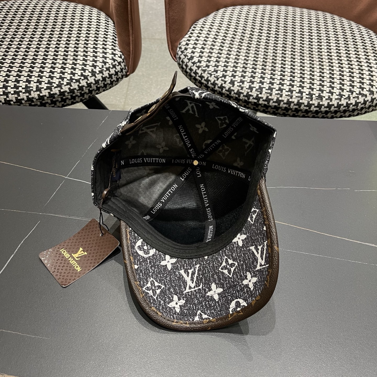 LV(路易威登)新款原单棒球帽，L专柜1:1开模订制，原版帆布面料精细刺绣！质量超赞，基础头围56，贴片