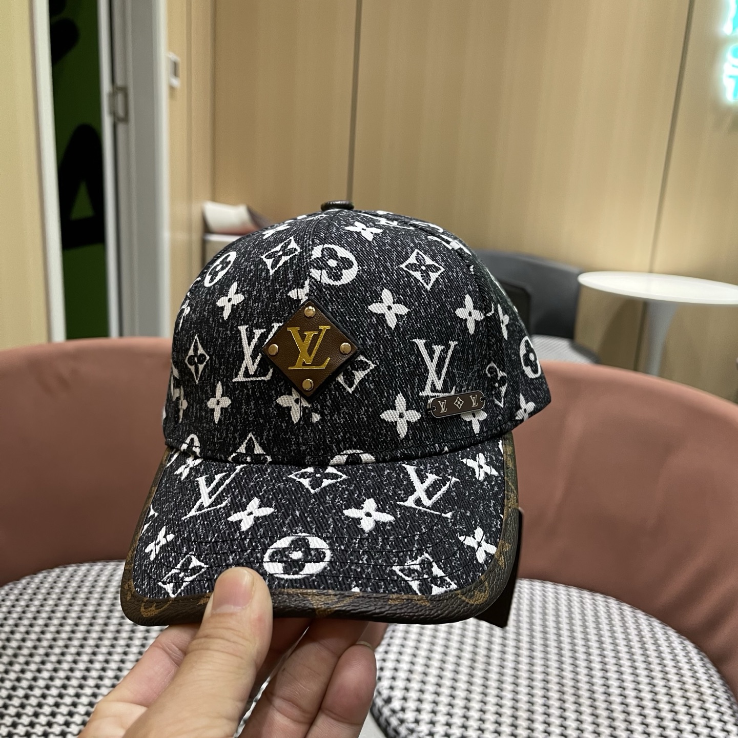 LV(路易威登)新款原单棒球帽，L专柜1:1开模订制，原版帆布面料精细刺绣！质量超赞，基础头围56，贴片