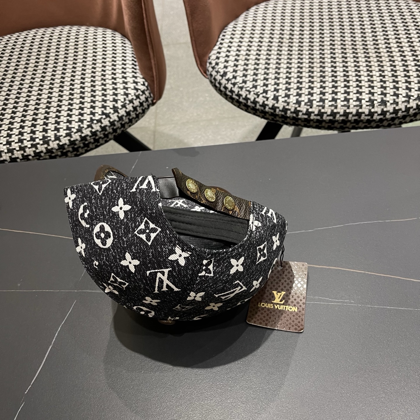 LV(路易威登)新款原单棒球帽，L专柜1:1开模订制，原版帆布面料精细刺绣！质量超赞，基础头围56，贴片