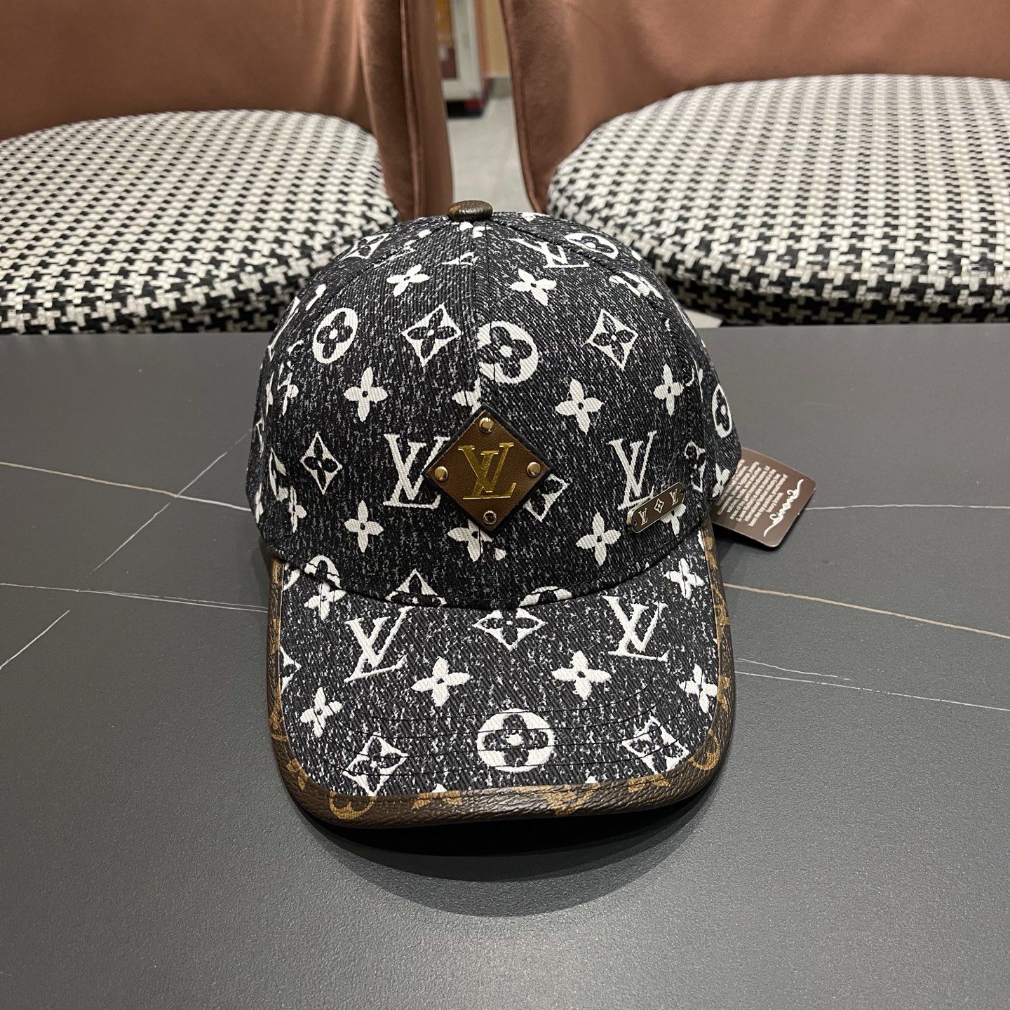 LV(路易威登)新款原单棒球帽，L专柜1:1开模订制，原版帆布面料精细刺绣！质量超赞，基础头围56，贴片