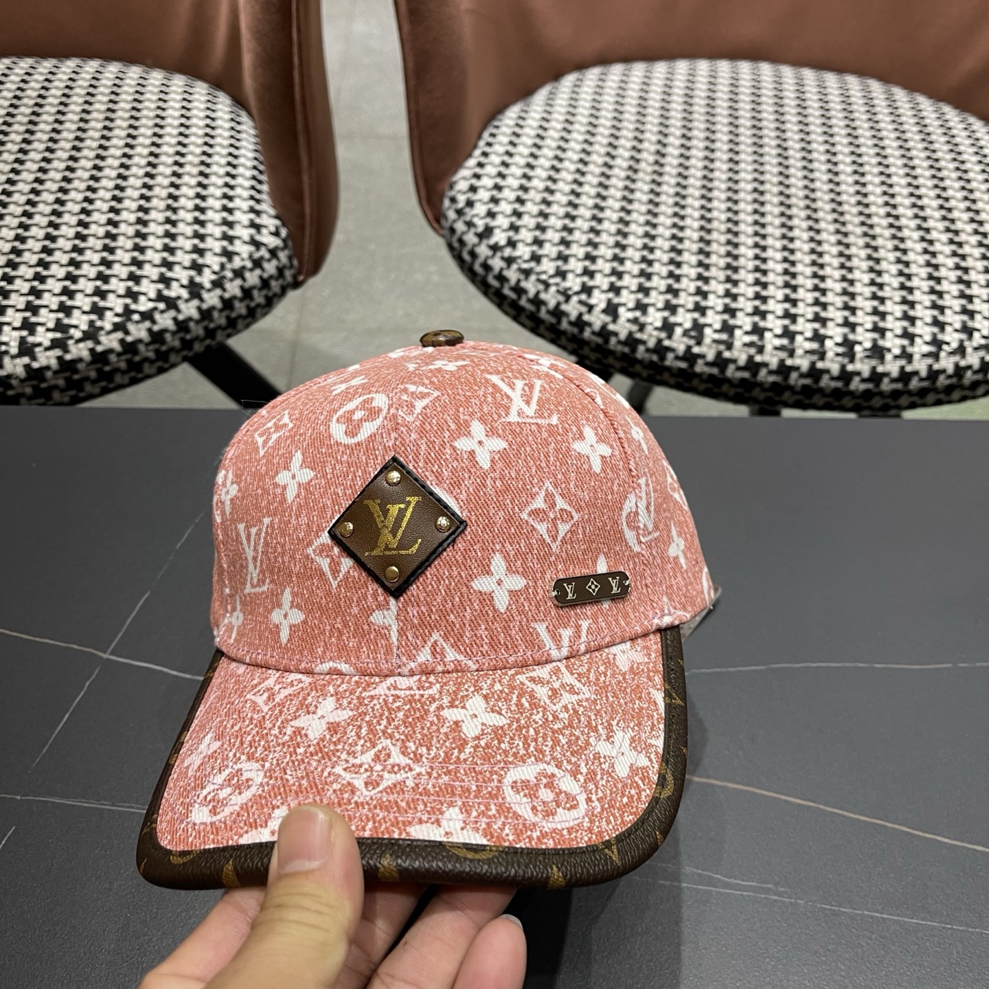 LV(路易威登)新款原单棒球帽，L专柜1:1开模订制，原版帆布面料精细刺绣！质量超赞，基础头围56，贴片