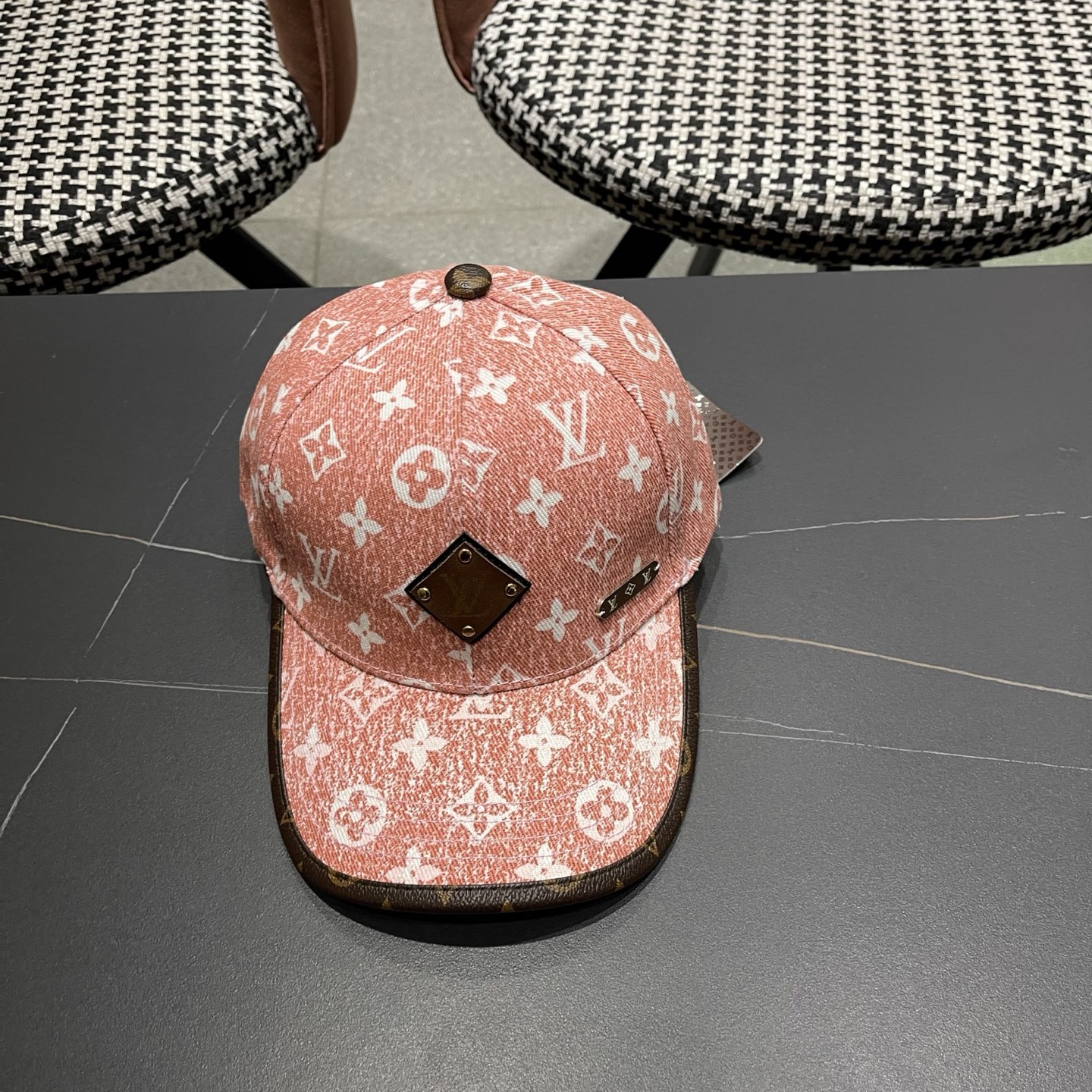 LV(路易威登)新款原单棒球帽，L专柜1:1开模订制，原版帆布面料精细刺绣！质量超赞，基础头围56，贴片