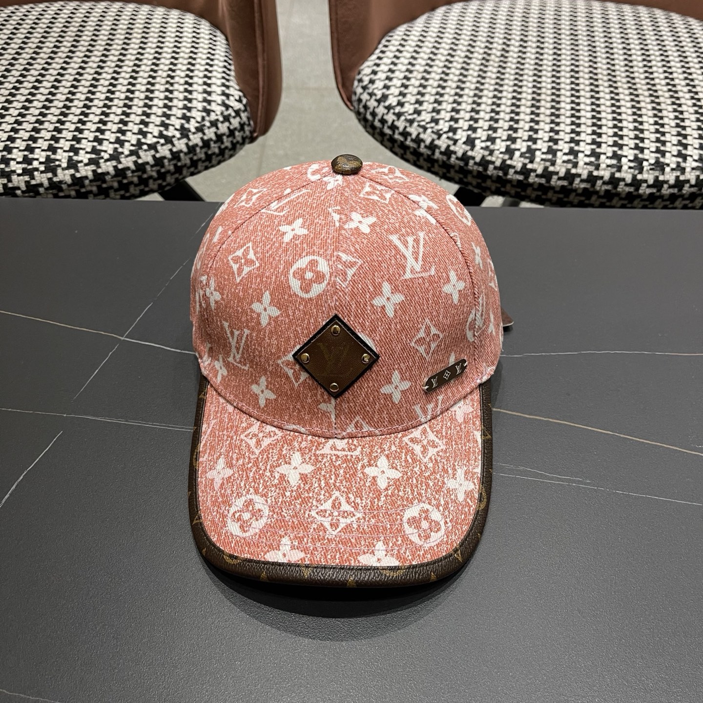 LV(路易威登)新款原单棒球帽，L专柜1:1开模订制，原版帆布面料精细刺绣！质量超赞，基础头围56，贴片