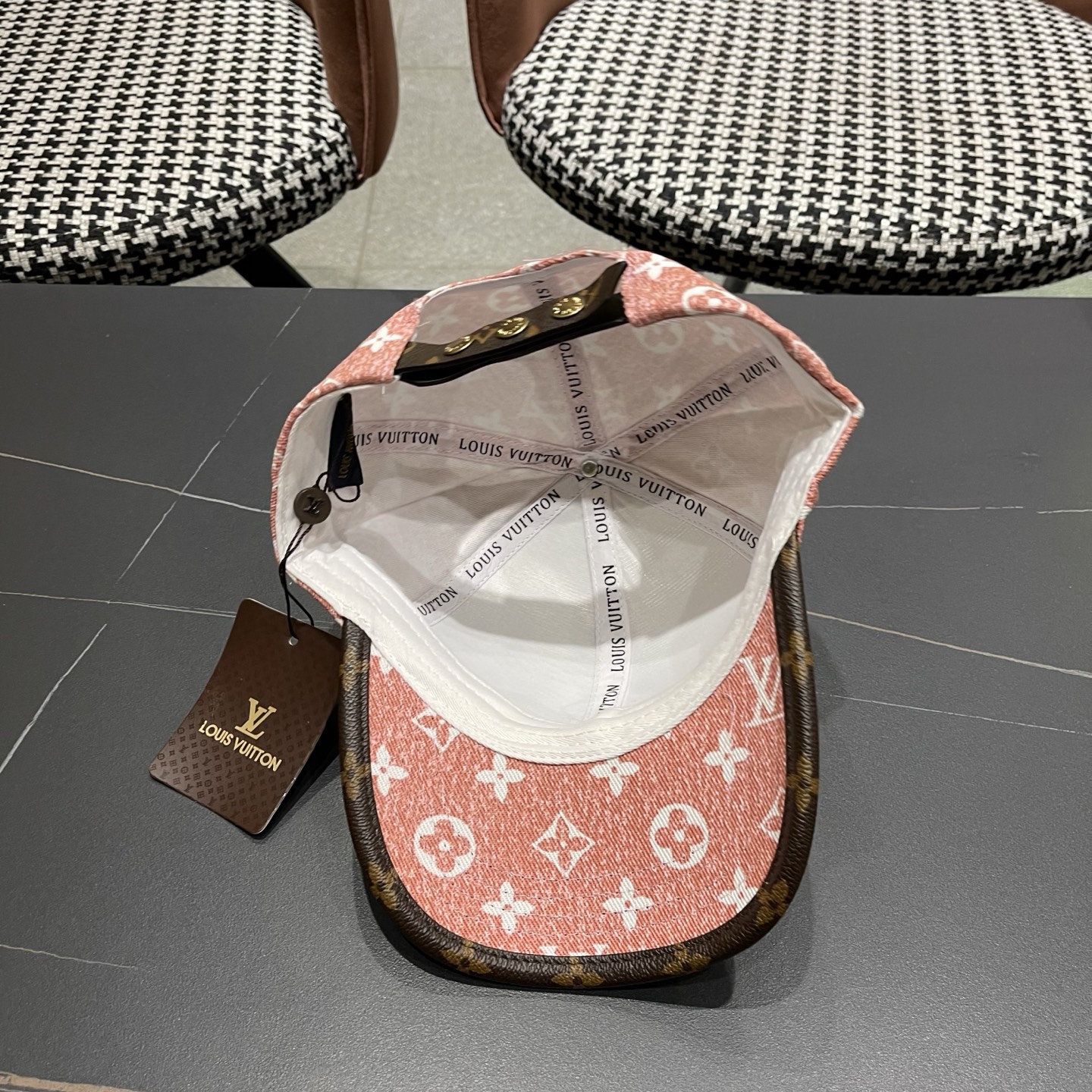 LV(路易威登)新款原单棒球帽，L专柜1:1开模订制，原版帆布面料精细刺绣！质量超赞，基础头围56，贴片