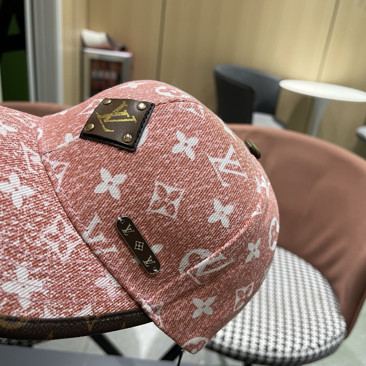 LV(路易威登)新款原单棒球帽，L专柜1:1开模订制，原版帆布面料精细刺绣！质量超赞，基础头围56，贴片