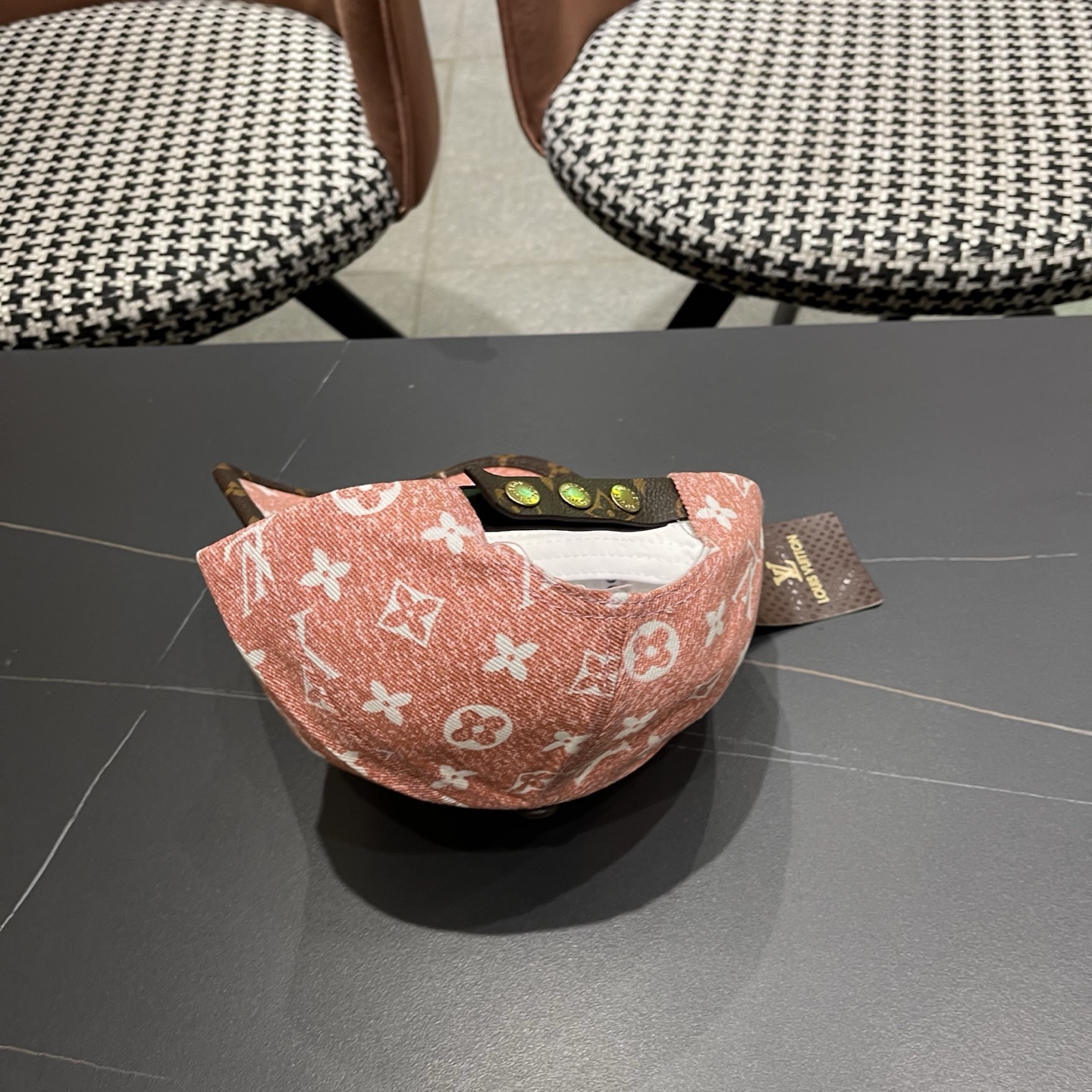 LV(路易威登)新款原单棒球帽，L专柜1:1开模订制，原版帆布面料精细刺绣！质量超赞，基础头围56，贴片