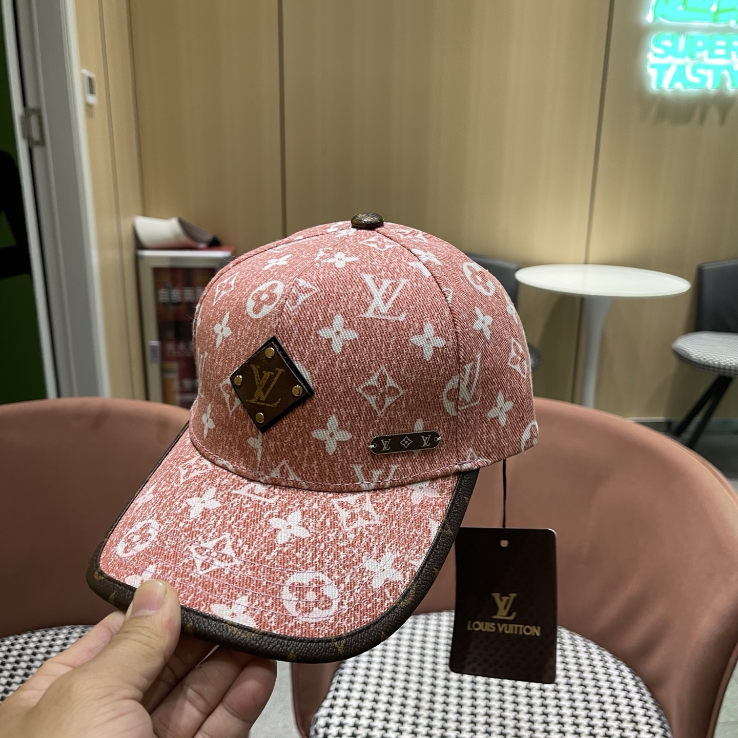 LV(路易威登)新款原单棒球帽，L专柜1:1开模订制，原版帆布面料精细刺绣！质量超赞，基础头围56，贴片