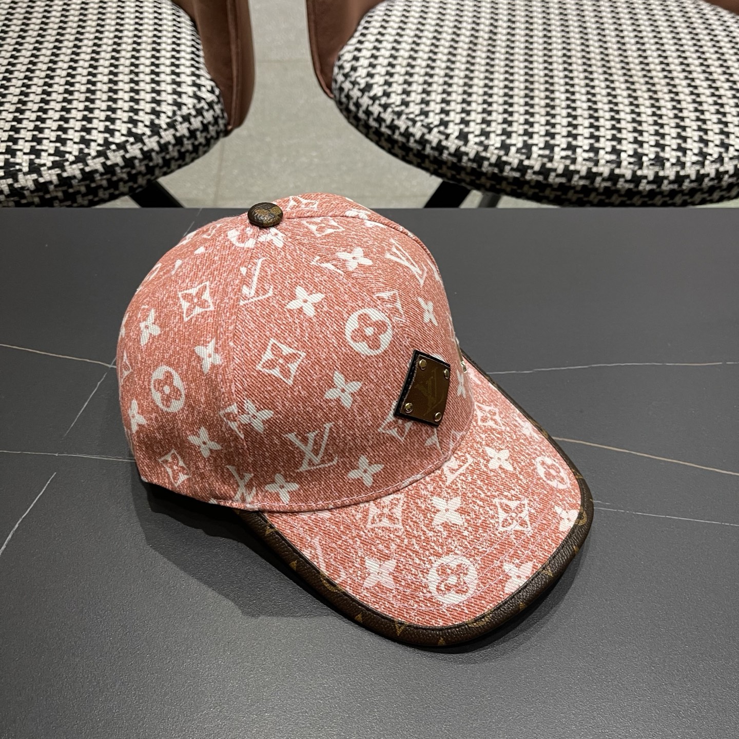 LV(路易威登)新款原单棒球帽，L专柜1:1开模订制，原版帆布面料精细刺绣！质量超赞，基础头围56，贴片