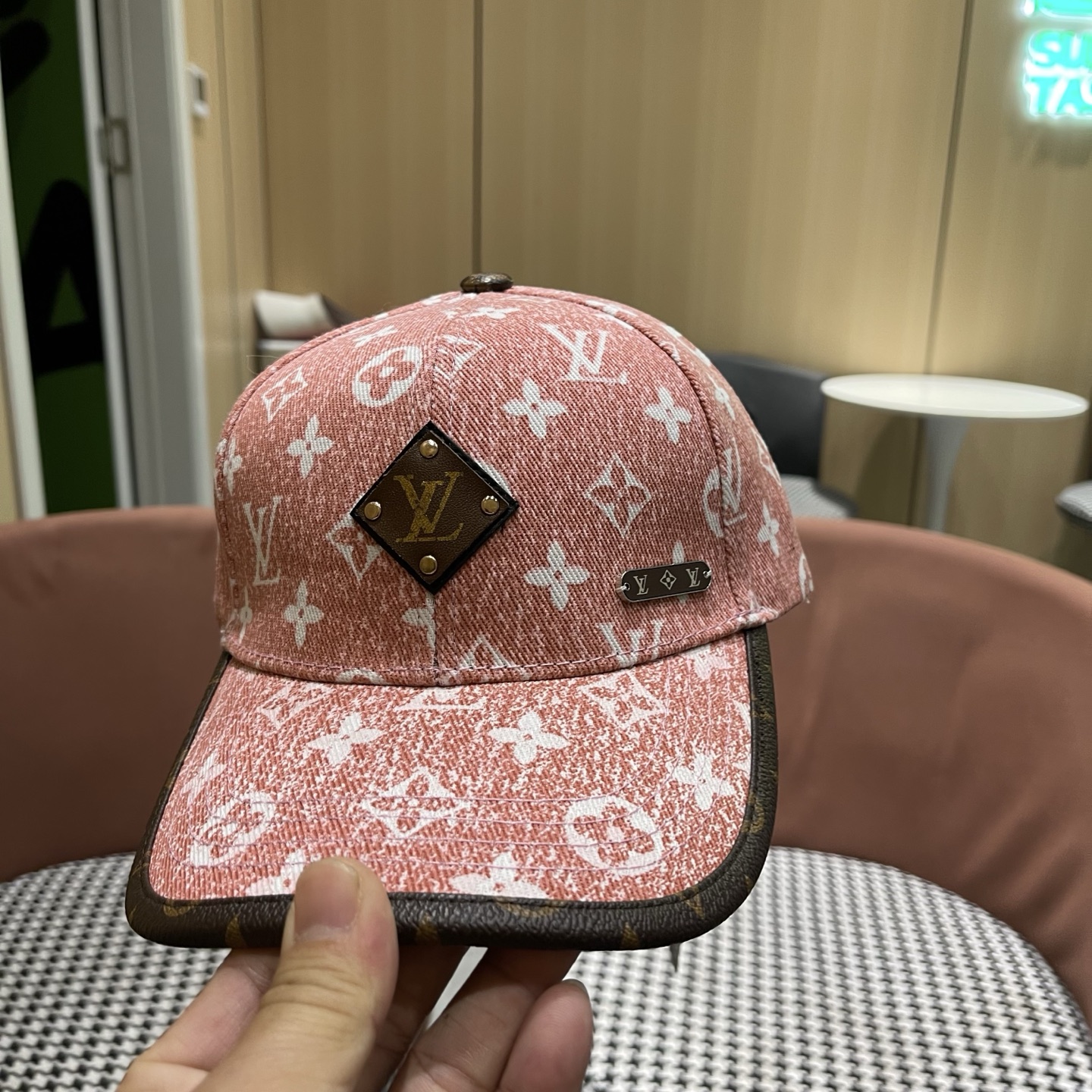 LV(路易威登)新款原单棒球帽，L专柜1:1开模订制，原版帆布面料精细刺绣！质量超赞，基础头围56，贴片