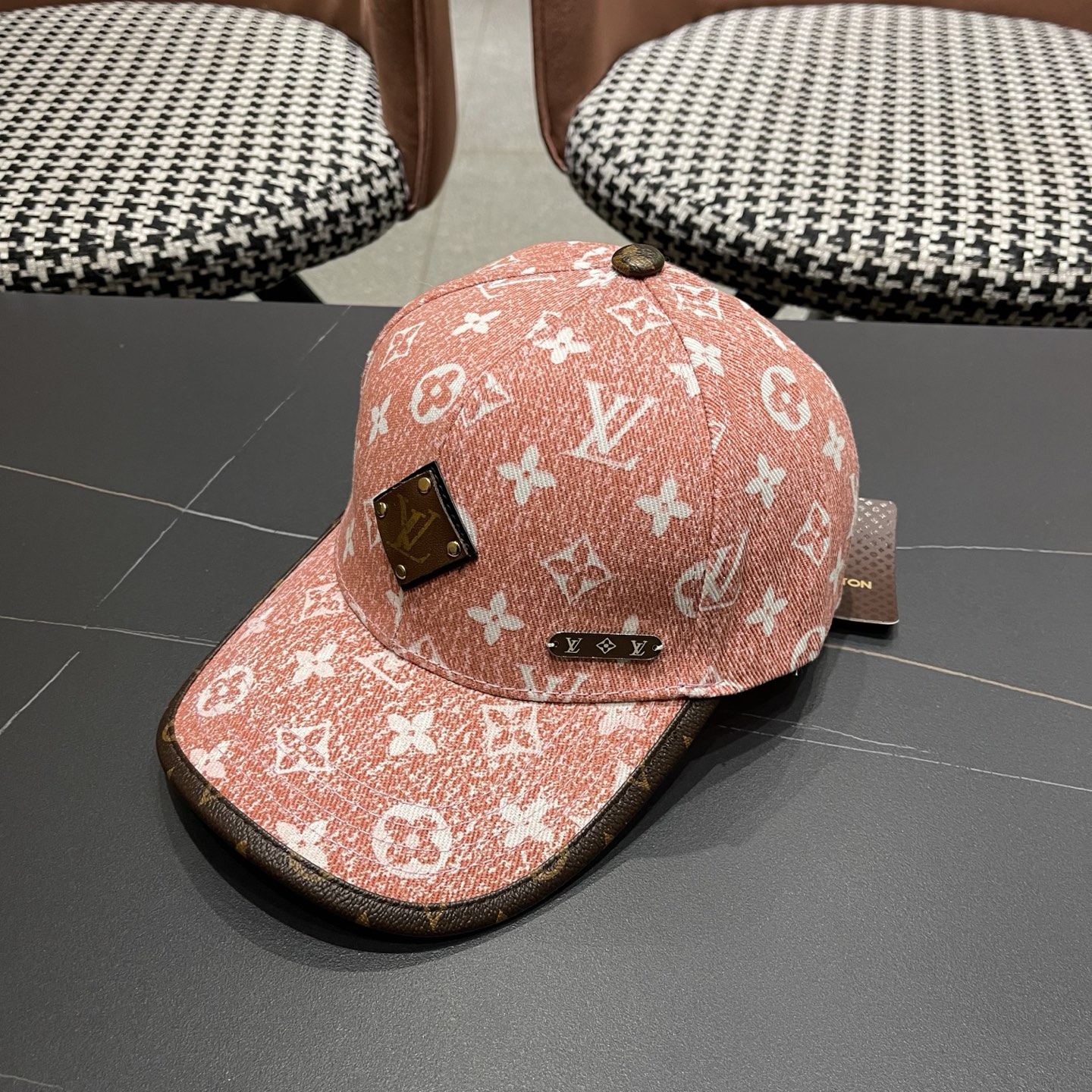 LV(路易威登)新款原单棒球帽，L专柜1:1开模订制，原版帆布面料精细刺绣！质量超赞，基础头围56，贴片