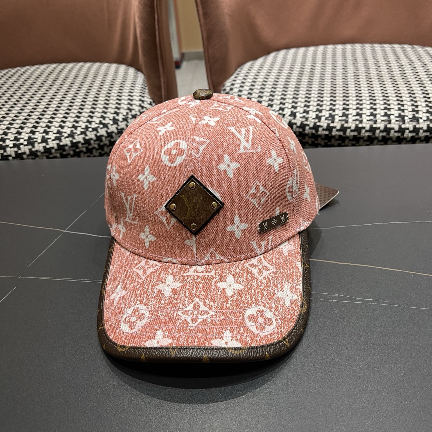 LV(路易威登)新款原单棒球帽，L专柜1:1开模订制，原版帆布面料精细刺绣！质量超赞，基础头围56，贴片