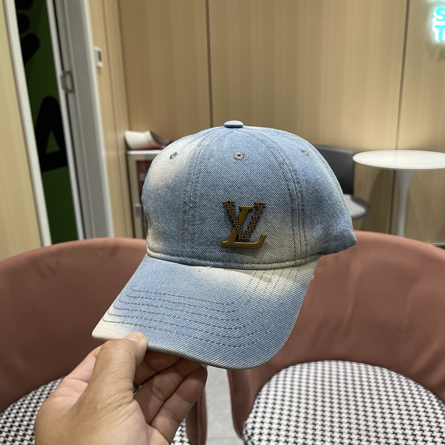 路易威登牛仔洗水棒球帽 LouisVuitton😍新款LV棒球帽，高端大气，百搭款🤗男女通用！跑量！