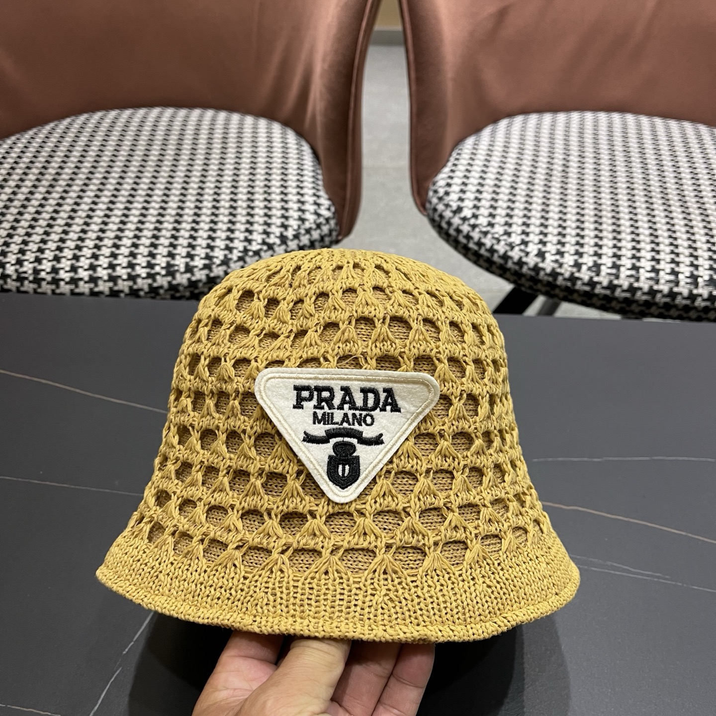 普拉达PRADA 夏季时尚针织盆帽双面防晒遮阳渔夫帽女时尚百搭素颜显脸小水桶帽