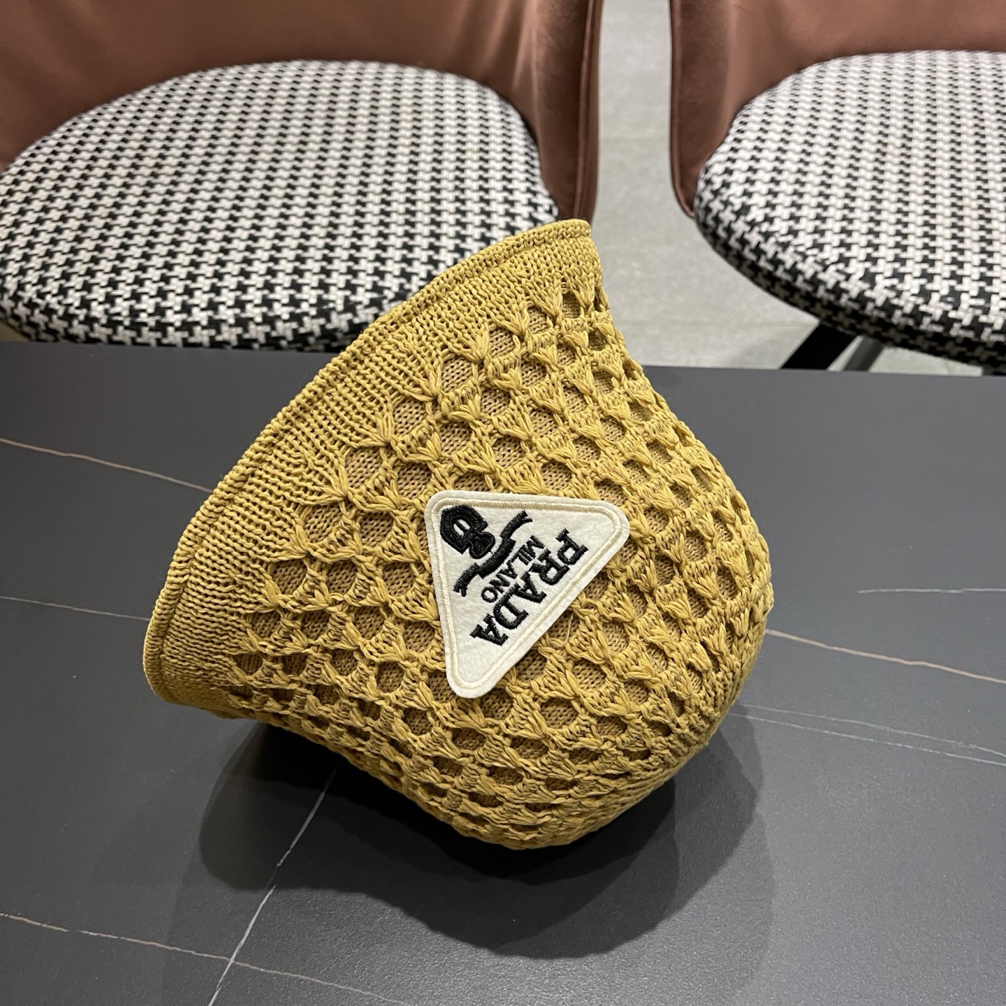 普拉达PRADA 夏季时尚针织盆帽双面防晒遮阳渔夫帽女时尚百搭素颜显脸小水桶帽